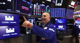 Dólar y mercados: la caída de la economía de Estados Unidos arrastra a los activos argentinos, mientras cae el blue