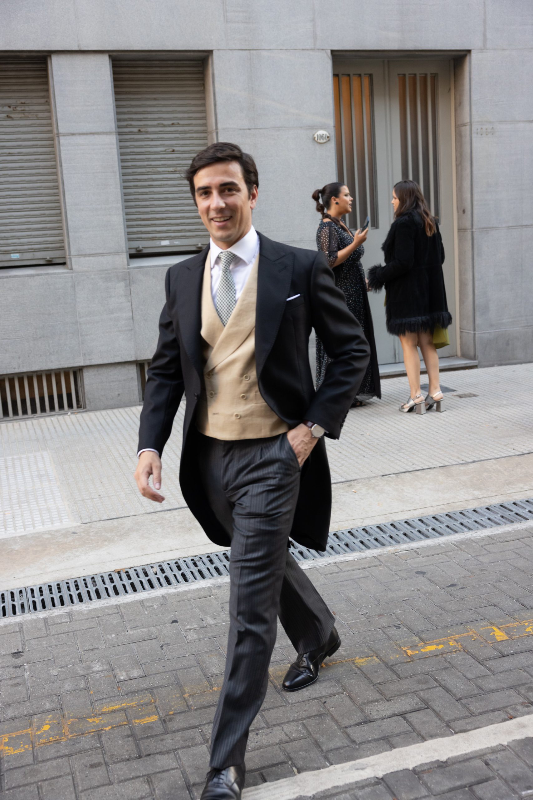 El novio, elegantísimo, minutos antes de ingresar a la basílica. 
