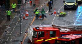 Un auto atropelló a hinchas del Liverpool que festejaban el título en la Premier League: hubo heridos