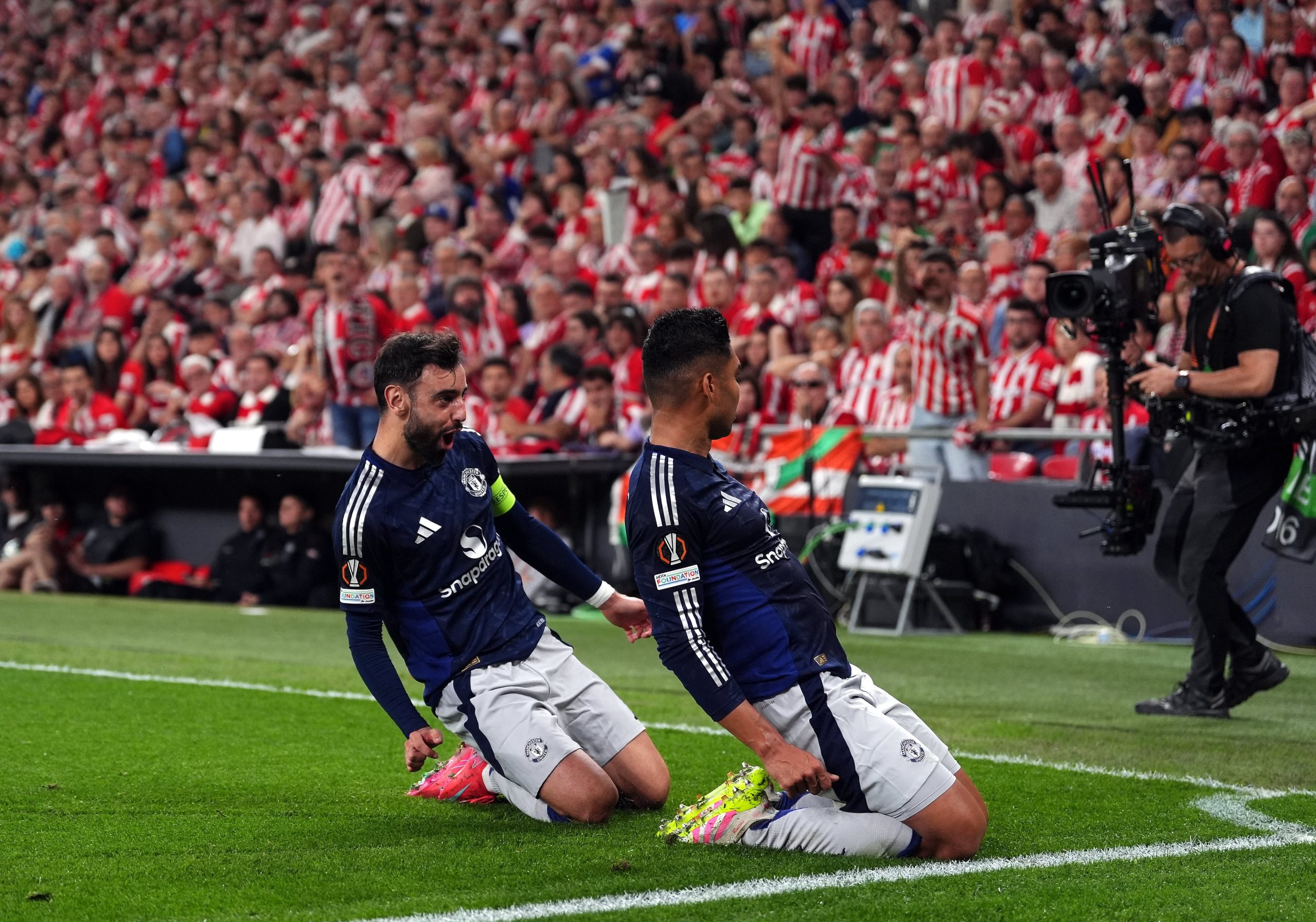 Casemiro la rompe en el mediocampo y hasta convierte goles en el United; aquí, con Bruno Fernandes