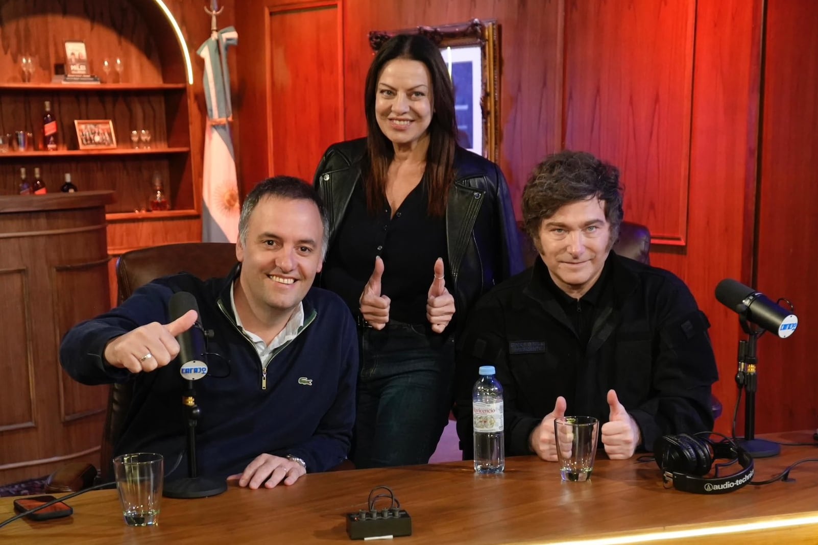 Adorni, Pettovello y Javier Milei en el set de la Misa del Gordo Dan