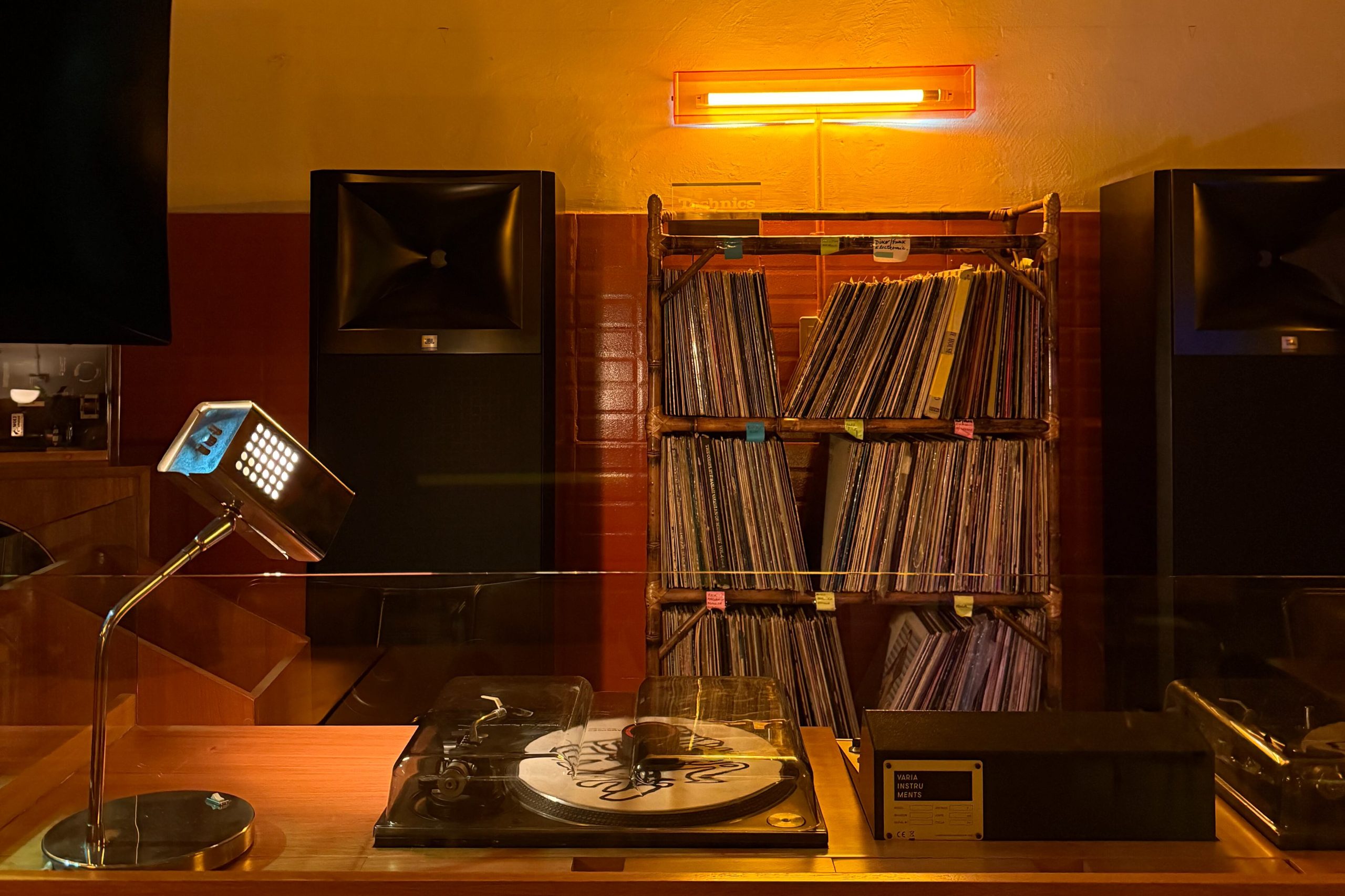Para el lanzamiento del bar se armó un sound system inspirados en los listening bars.