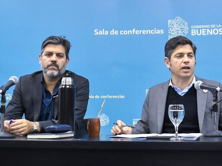 El ministro de Gobierno, Carlos Bianco, junto al gobernador de la provincia de Buenos Aires, Axel Kicillof