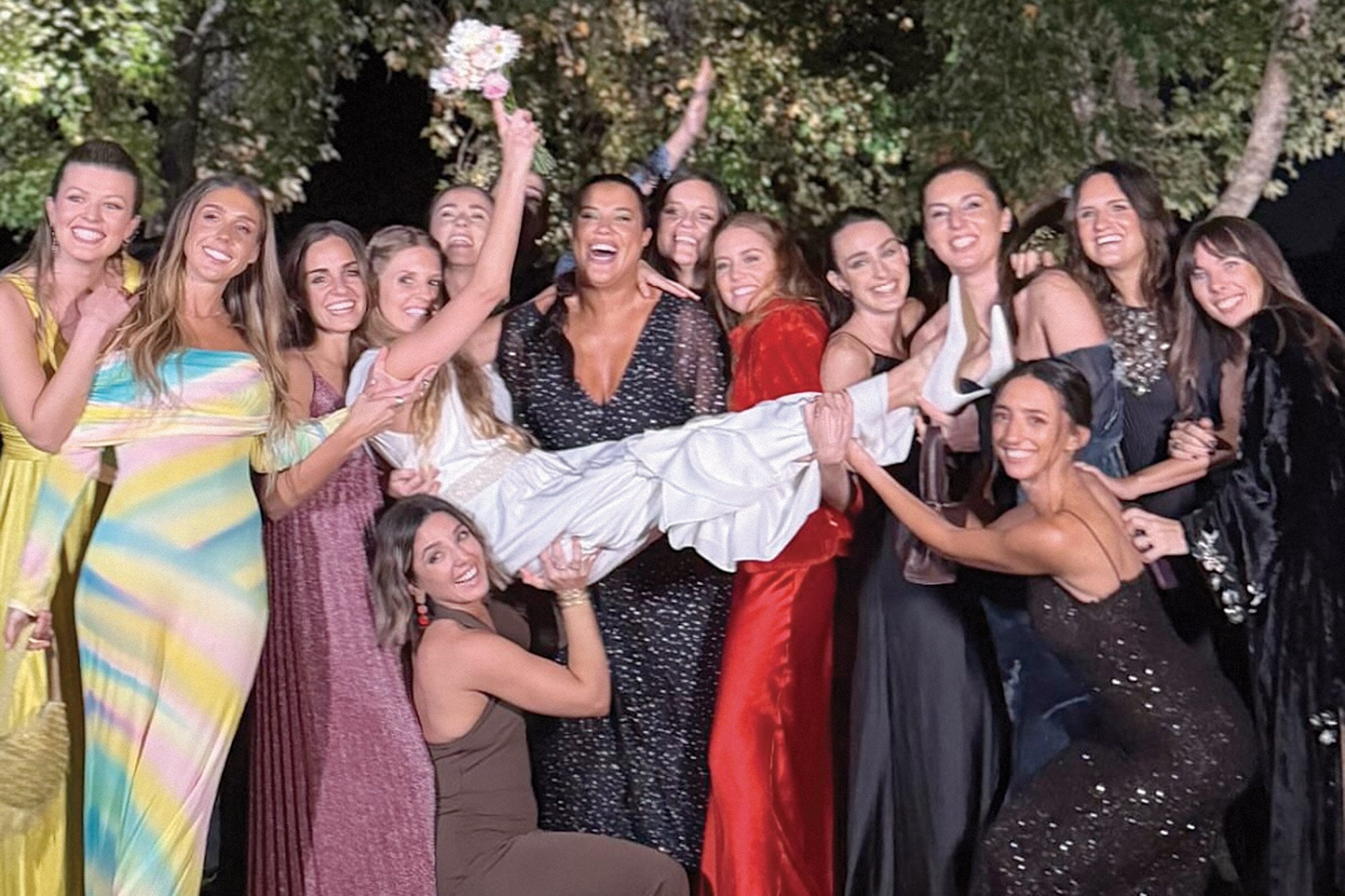 Tatiana, con sus amigas; el ramo también fue obra de la ambientadora Gloria César. 