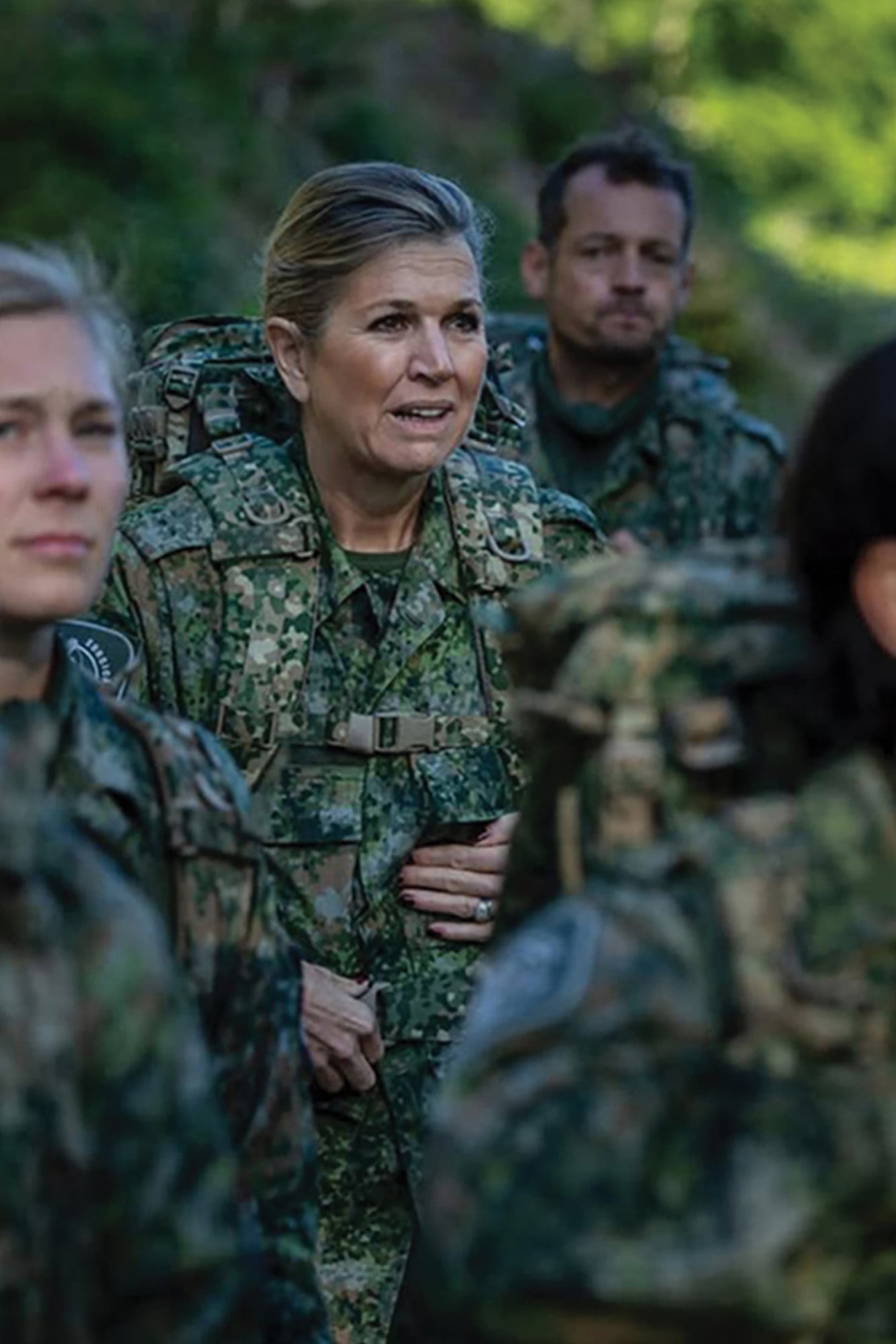 Con uniforme camuflado y una mochila, hizo un largo trayecto por esta zona boscosa de la región de Limburgo.