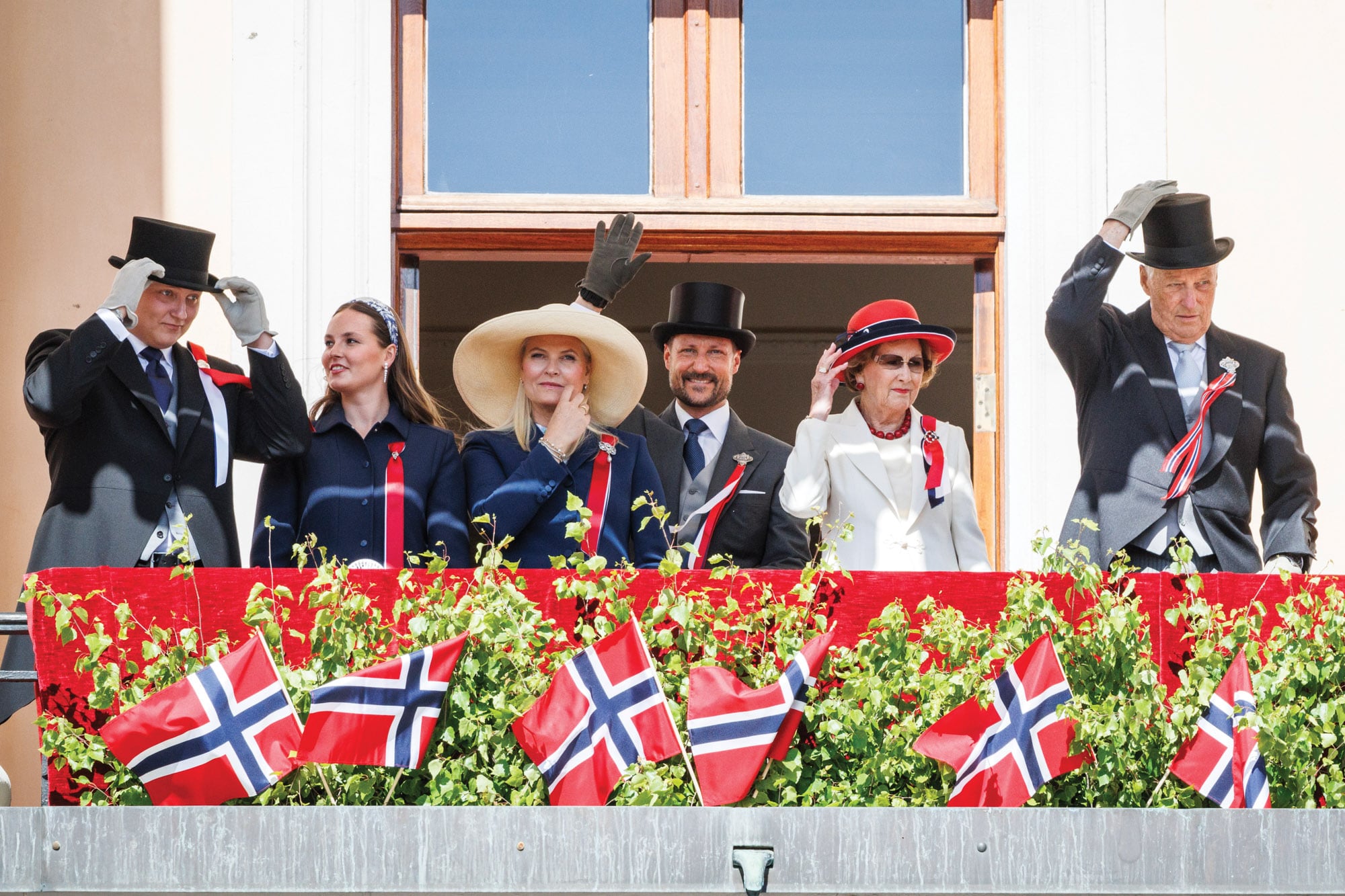 Ingrid sonríe desde el balcón del Palacio de Oslo. 