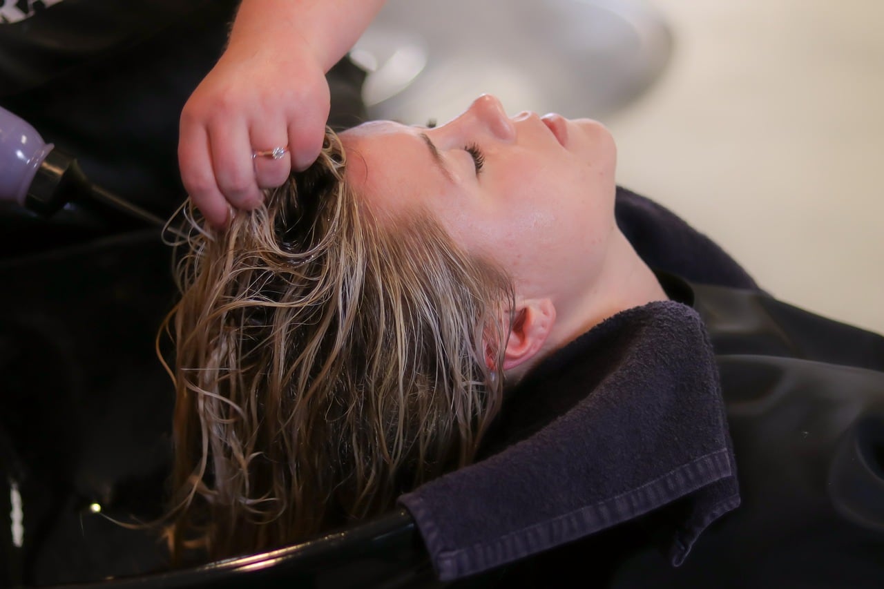 El médico señaló que cuando el cabello permanece húmedo durante periodos prolongados se hincha (Foto ilustrativa: PIXABAY)