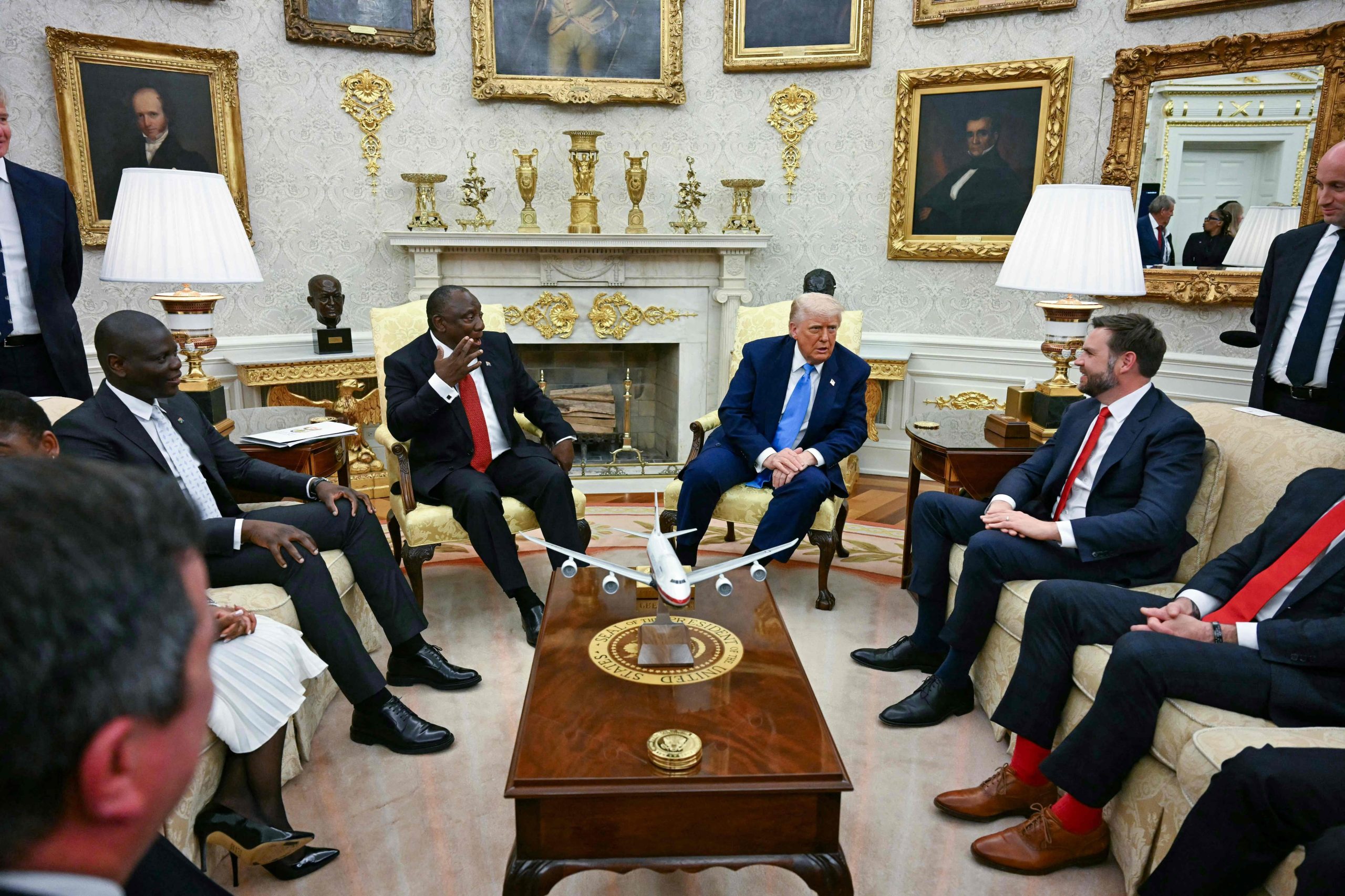 El presidente estadounidense Donald Trump se reúne con el presidente sudafricano Cyril Ramaphosa en la Oficina Oval de la Casa Blanca 