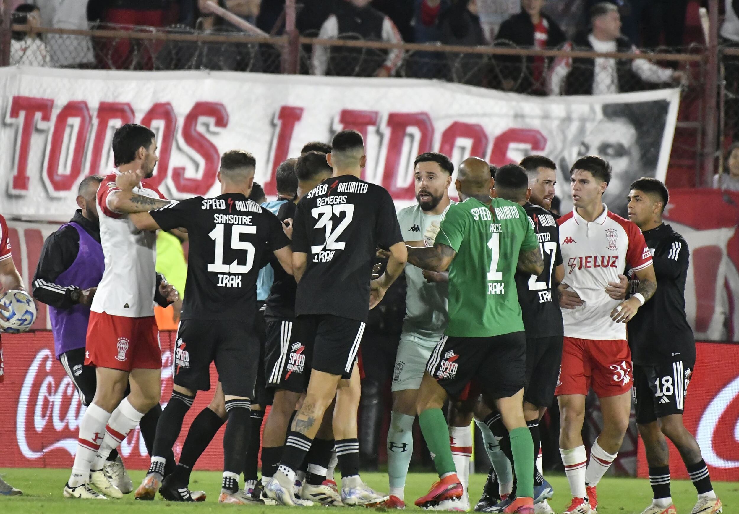 HUracán y Riestra jugaron un partido muy intenso, por momentos caliente