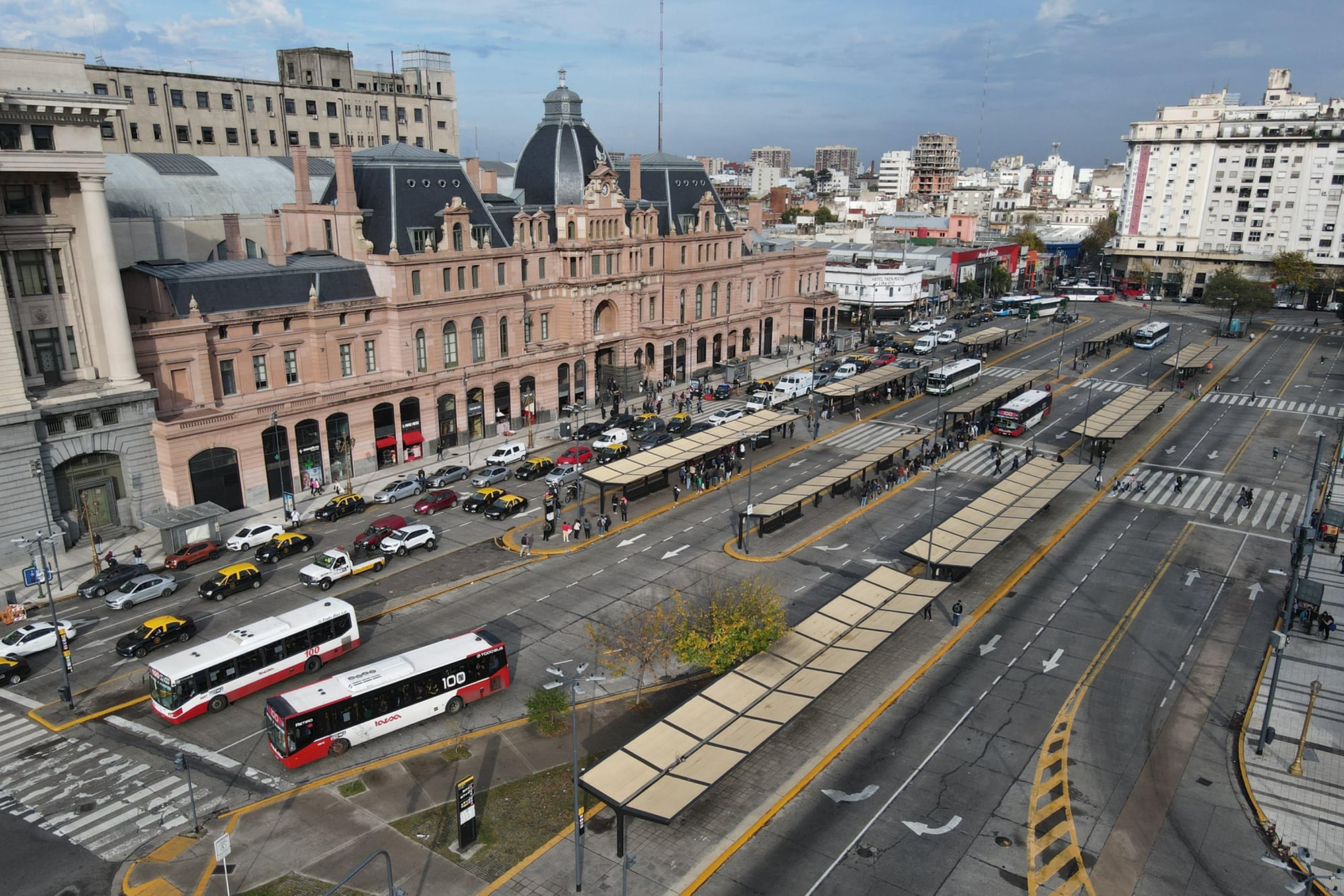 Algunas líneas de colectivos, asociadas a las empresas DOTA y Metropol, no adhirieron al paro convocado por la UTA 