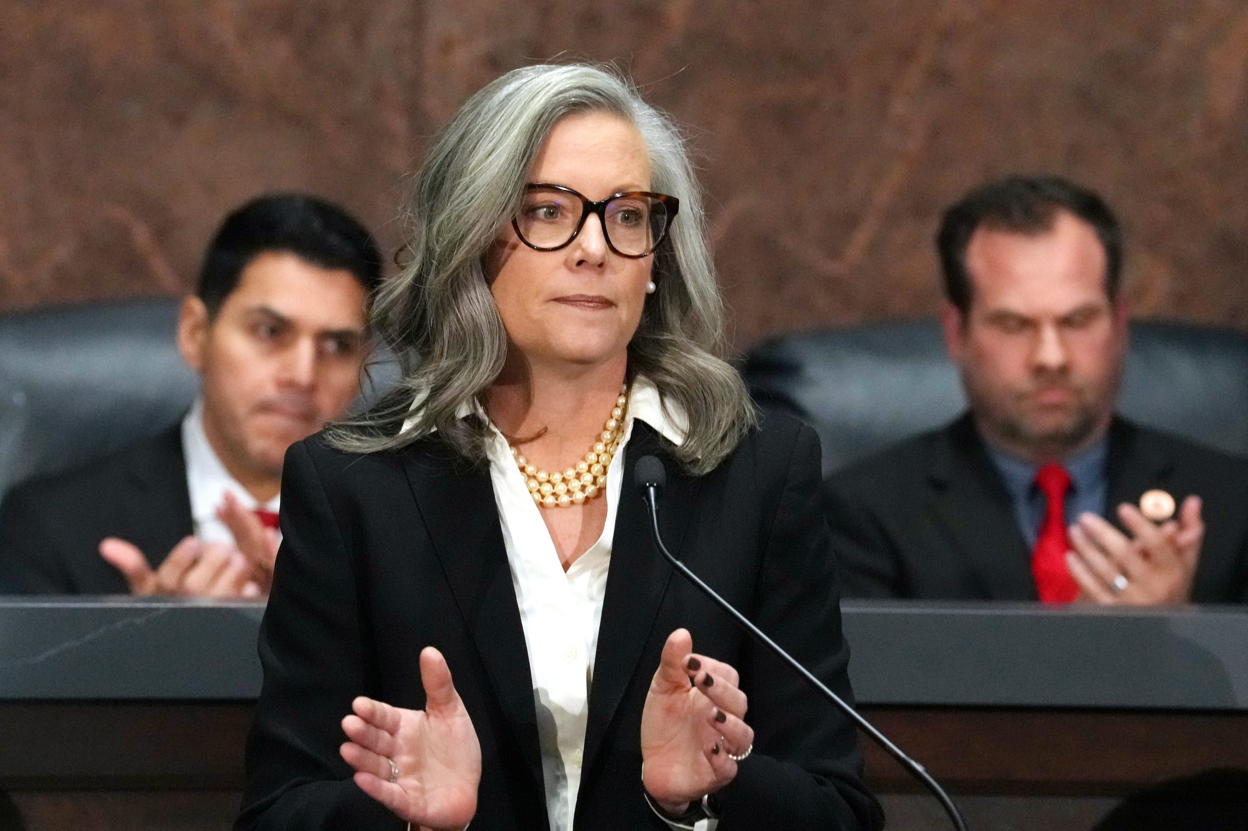 ARCHIVO -Katie Hobbs decidió apoyar la propuesta tras reunirse con la familia de Preston y escuchar a distintos sectores de la sociedad que exigían medidas concretas. (AP Foto/Ross D. Franklin, Archivo)
