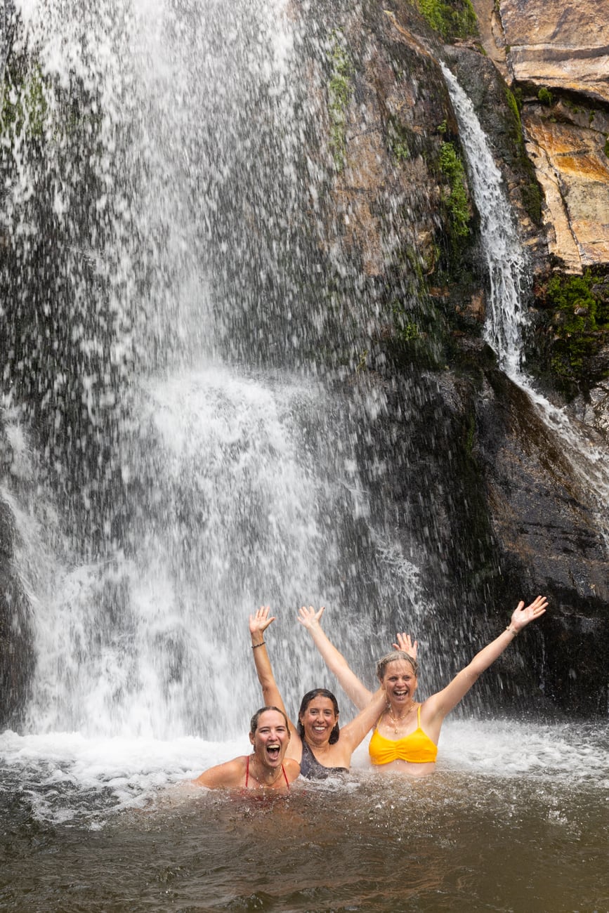 Shock de agua helada en la cascada.