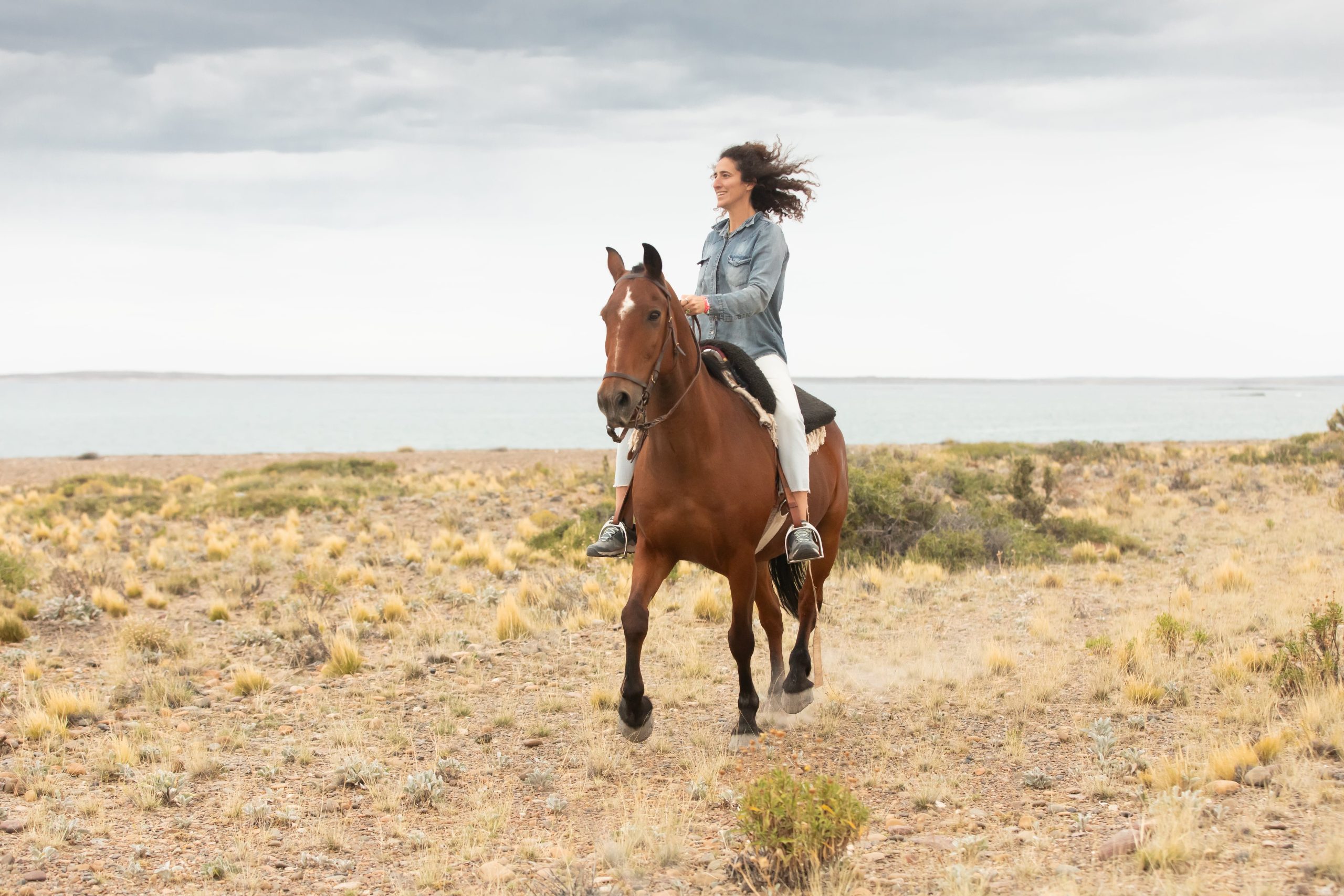 En el Portal Bahía Bustamante, las cabalgatas son una buena opción para recorrer el paisaje costero.