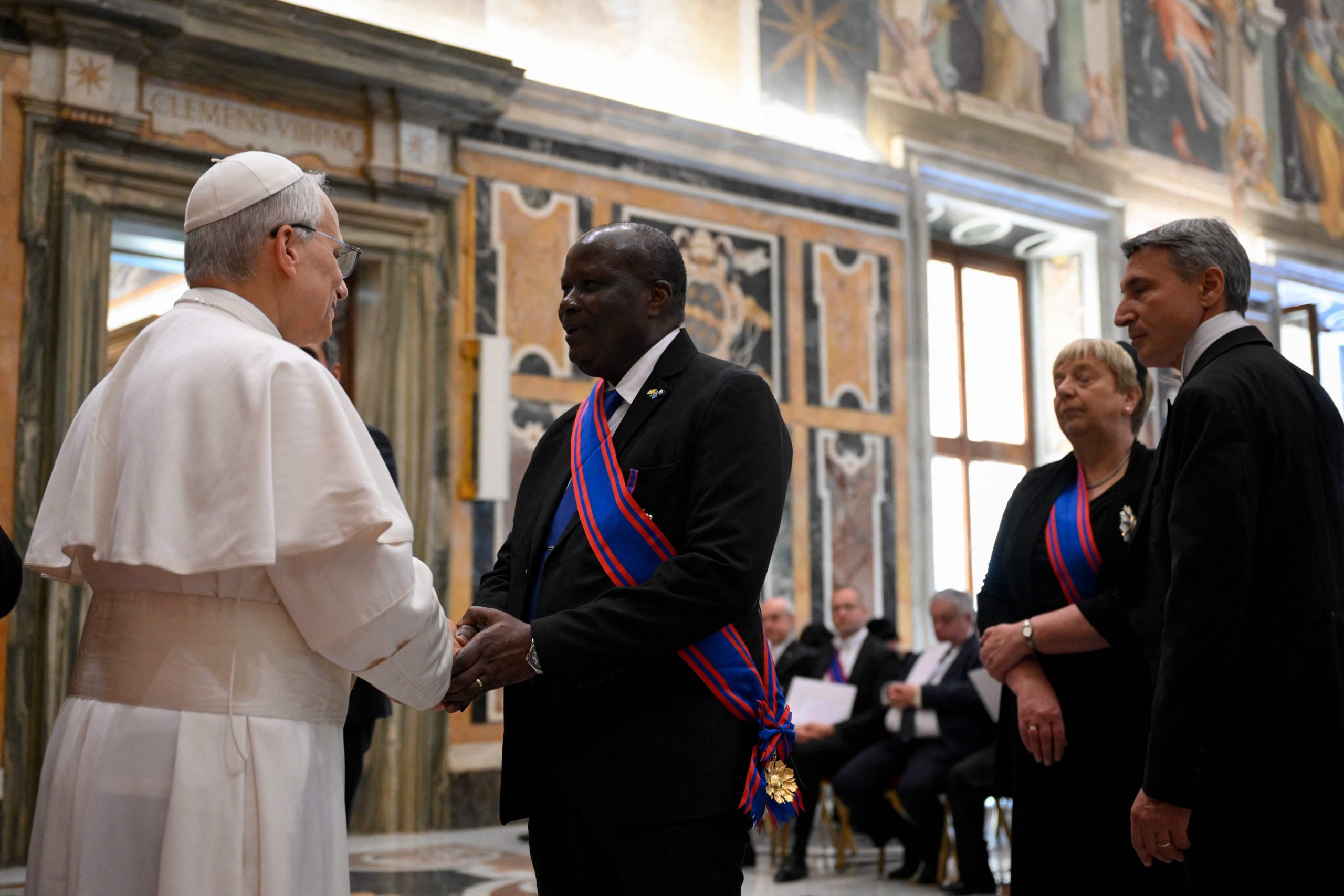 Esta foto, tomada y distribuida el 16 de mayo de 2025 por Vatican Media, muestra al papa León XIV durante una audiencia con el Cuerpo Diplomático en el Vaticano. 