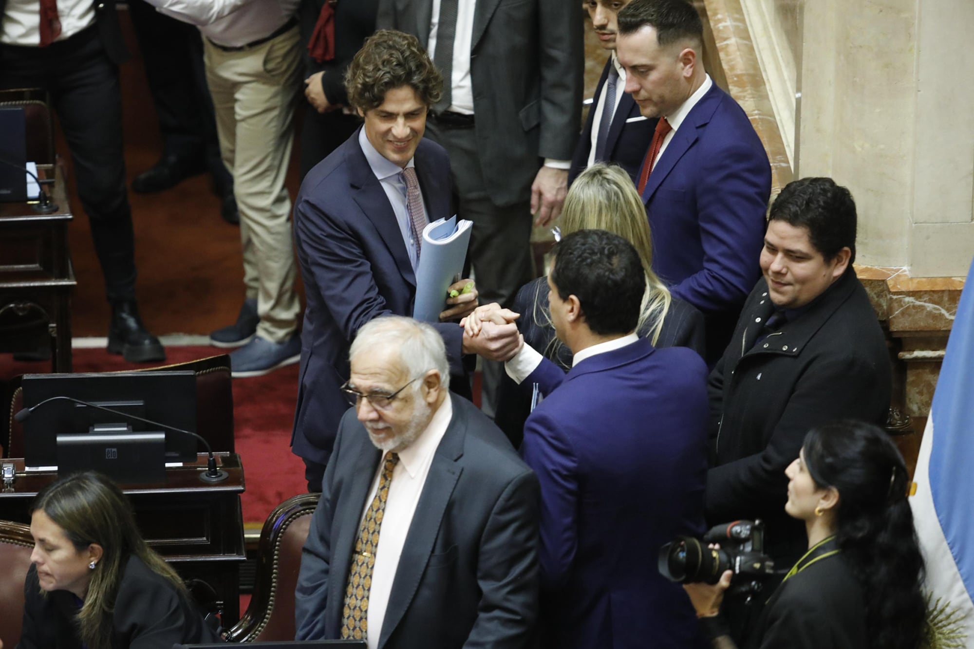 Martín Lousteau se saluda con Maximiliano Abad en el inicio de la sesión por ficha limpia