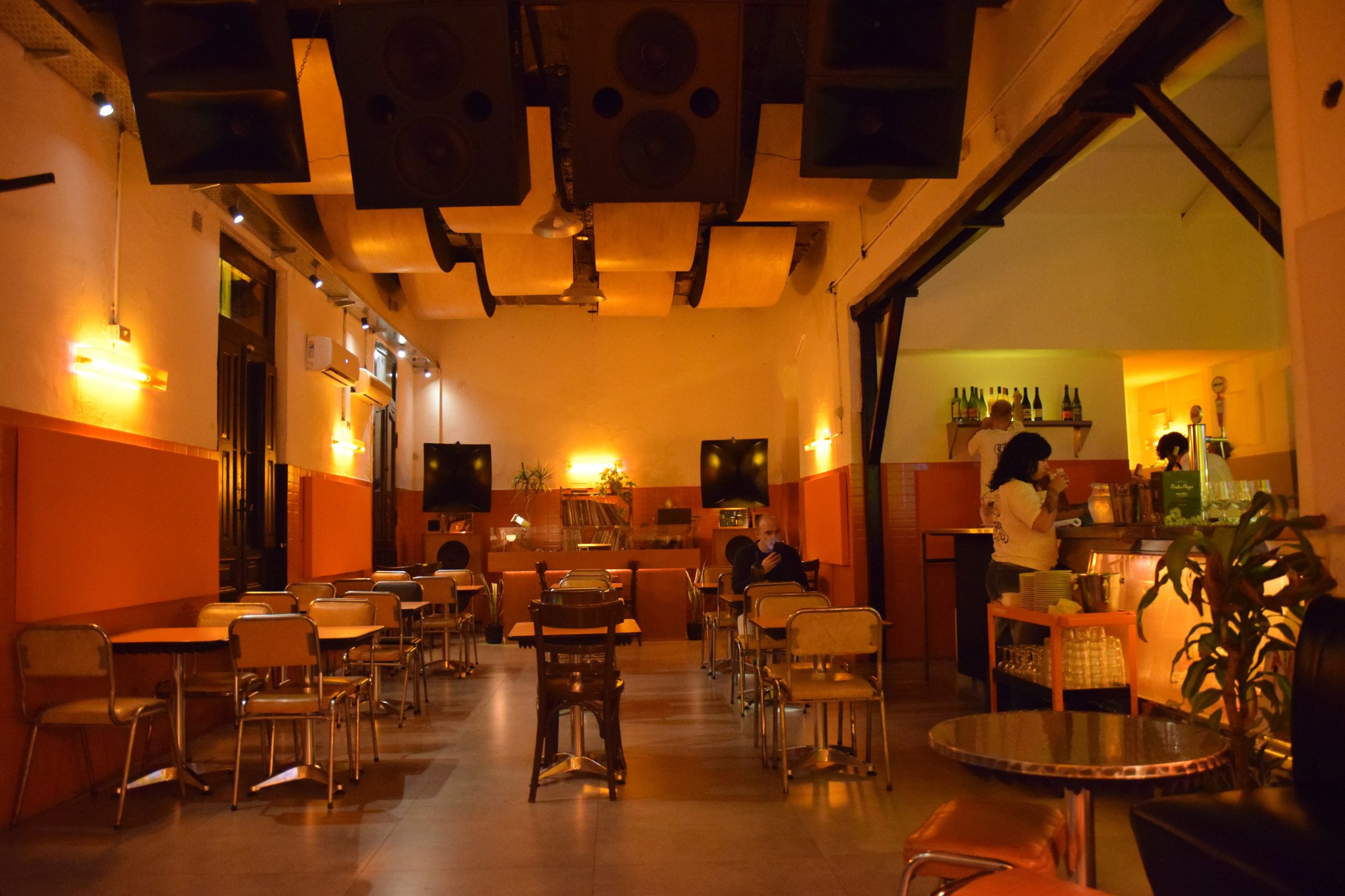 Las luces tenues en tonos naranjas le imprimen un mood especial. 