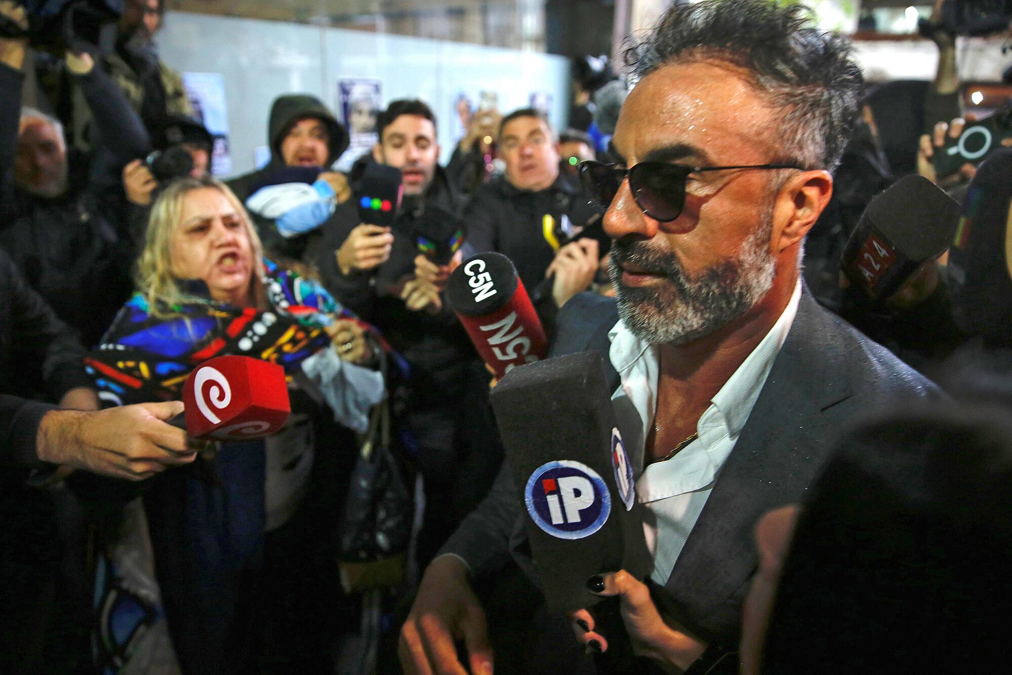 El neurocirujano Leopoldo Luque tuvo una tumultuosa entrada a los Tribunales de San Isidro
