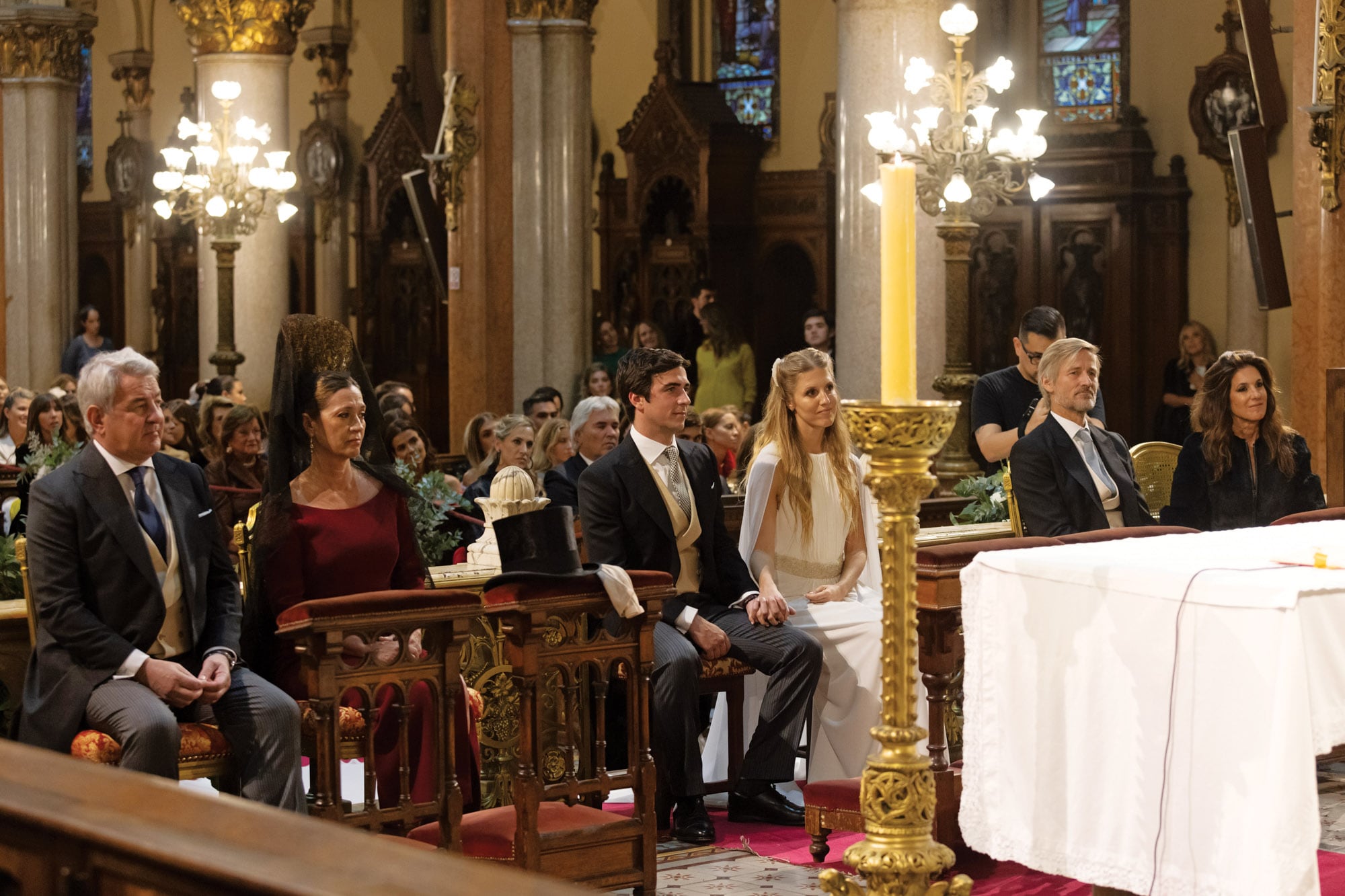 A la izquierda de los novios, José María Cánovas y Katia García de Blanes, el padre y la madre del novio, respectivamente; a la derecha, los padres de la novia, Francisco “Francho” Bosch y Magdalena “Mimi” Robirosa.