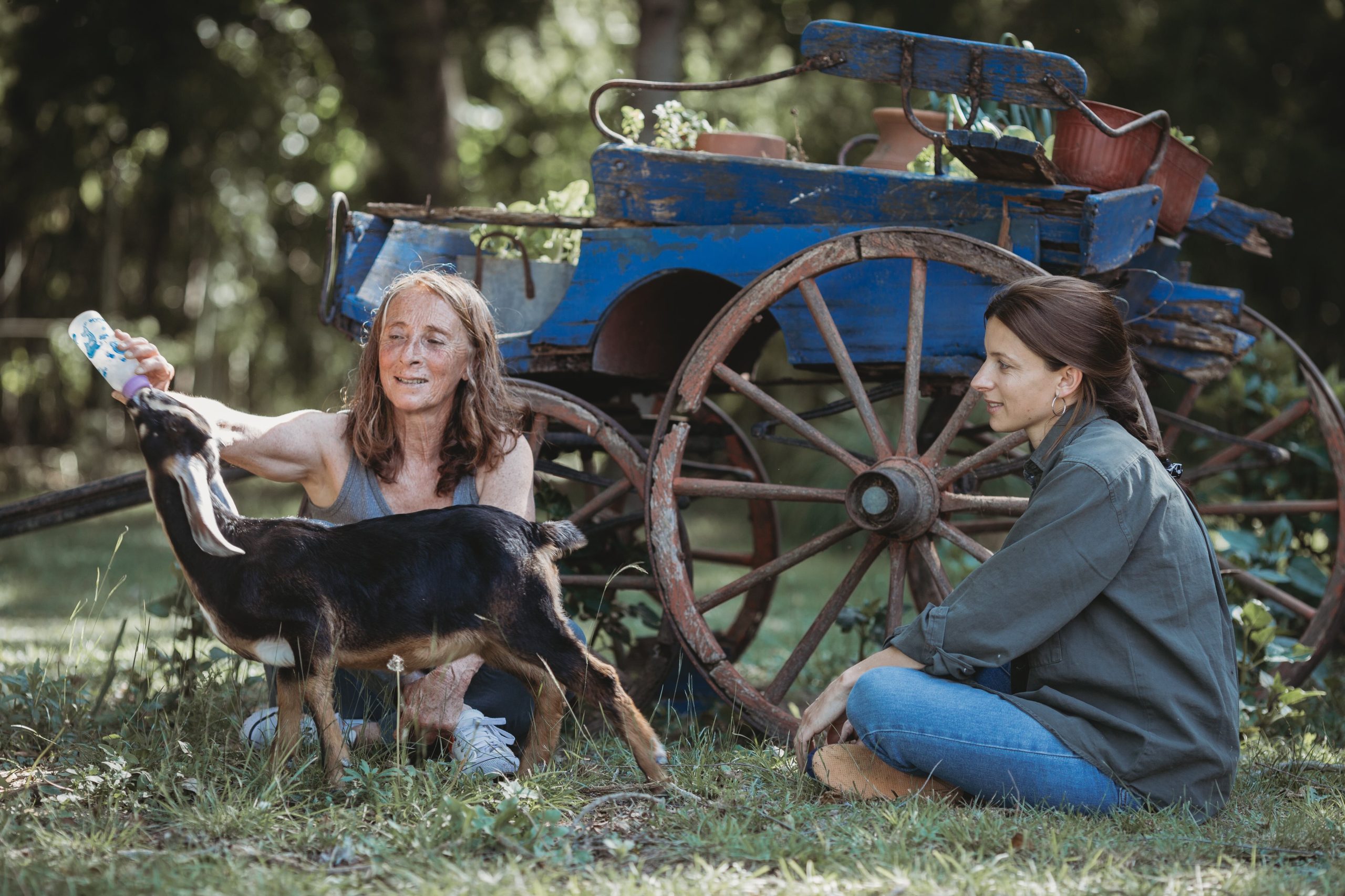 Madre e hija en el campo familiar de Brandsen donde elaboran los quesos.