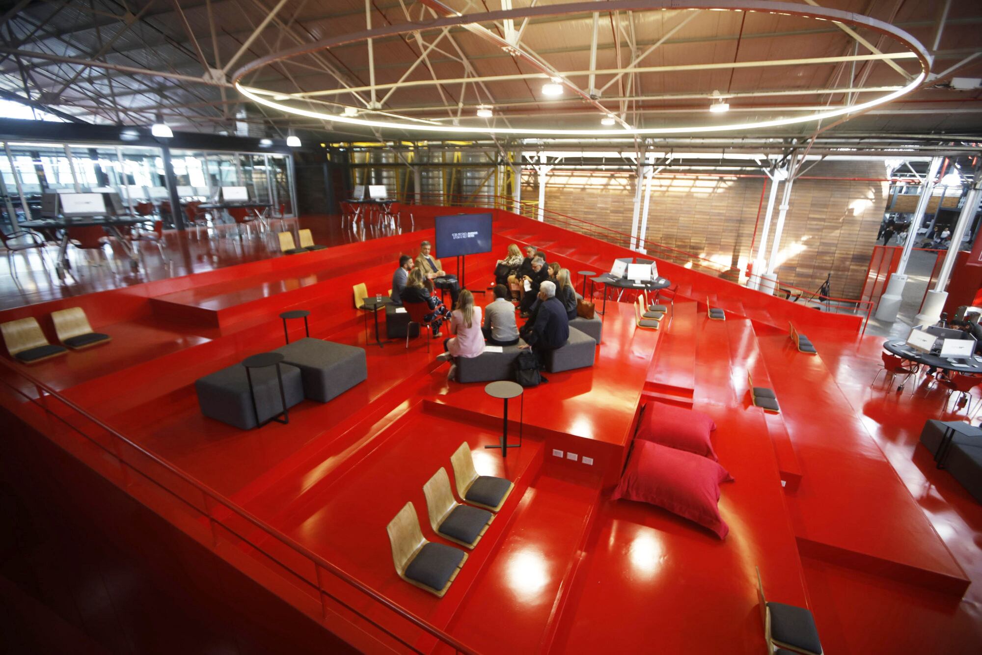 Vista del área central del nuevo centro educativo en el CMD de Barracas, donde los participantes podrán trabajar en estaciones móviles, gradas y espacios de autoaprendizaje