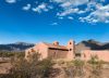 El destino que combina termas, bodegas, dunas infinitas y una arquitectura muy pintoresca