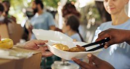 Desayunos y almuerzos gratis en California: las ciudades y las fechas en las que se podrán conseguir