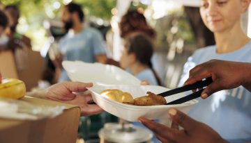 Desayunos y almuerzos gratis en California: las ciudades y las fechas en las que se podrán conseguir