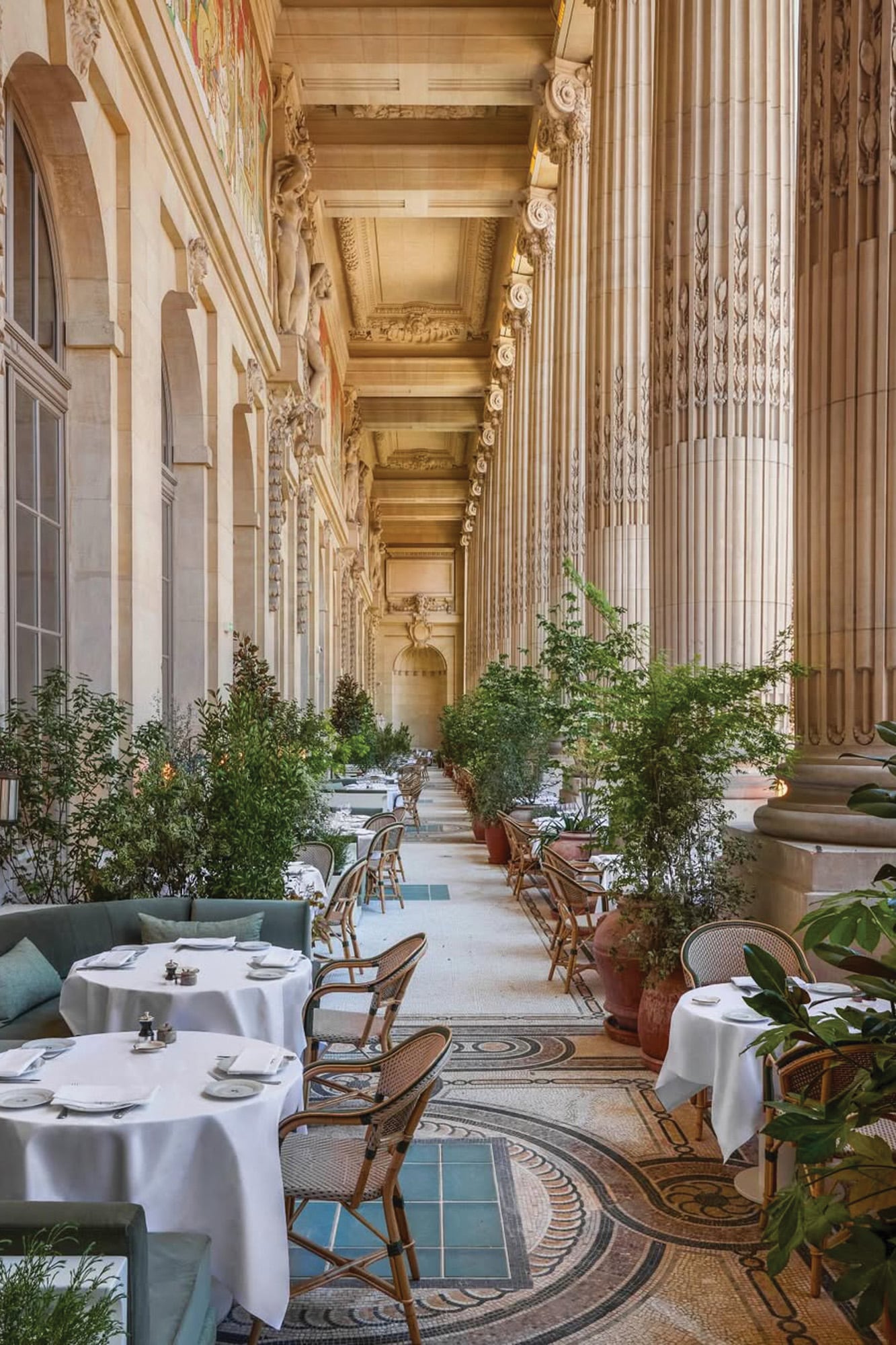 Bajo las columnas ornamentadas del Grand Palais, el lugar fue diseñado por el interiorista Joseph Dirand.