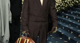Bad Bunny llegó a la Met Gala vestido en mocha mouse, el color del año con bolso gigante y botas de taco