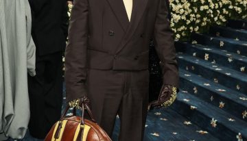 Bad Bunny llegó a la Met Gala vestido en mocha mouse, el color del año con bolso gigante y botas de taco