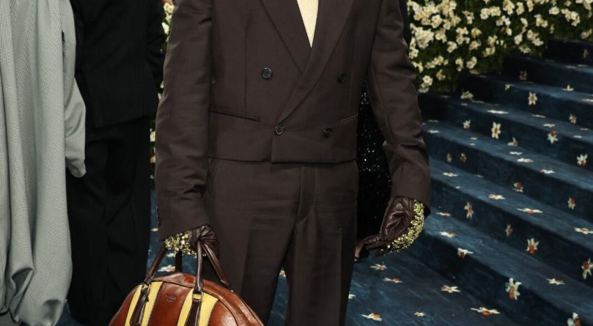 Bad Bunny llegó a la Met Gala vestido en mocha mouse, el color del año con bolso gigante y botas de taco