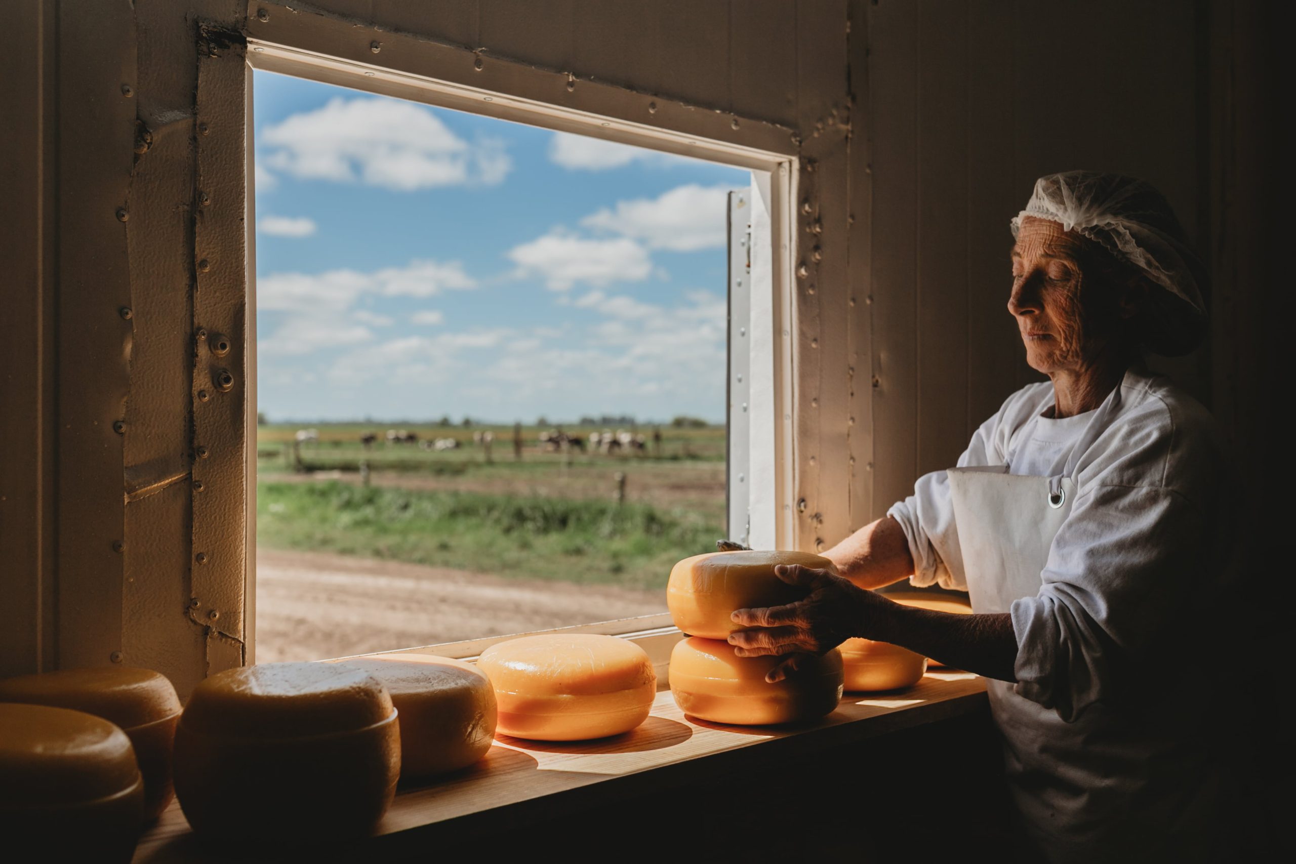 Entre los quesos que elaboran destaca el Gouda, Sardo, Campeche, Moro, Cuartirolo, el exclusivo Queso en Flor, Halloumi y el Brandsen, un queso duro con más de un año de afinamiento en cámara. 