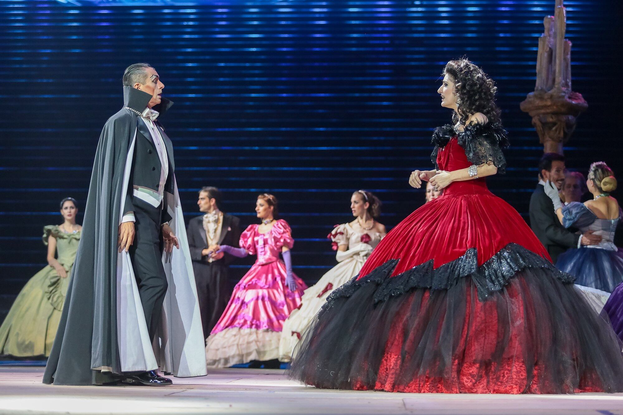Juan Rodó y Cecilia Milone en una escena de Drácula, el musical durante el regreso en la temporada 2022