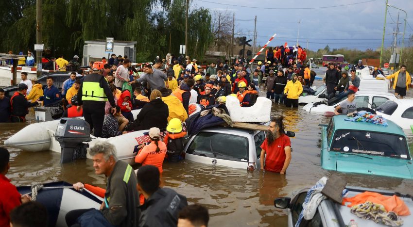 “El agua llegó hasta el cuello”. El drama de perder todo en Zárate, la ciudad que quedó aislada