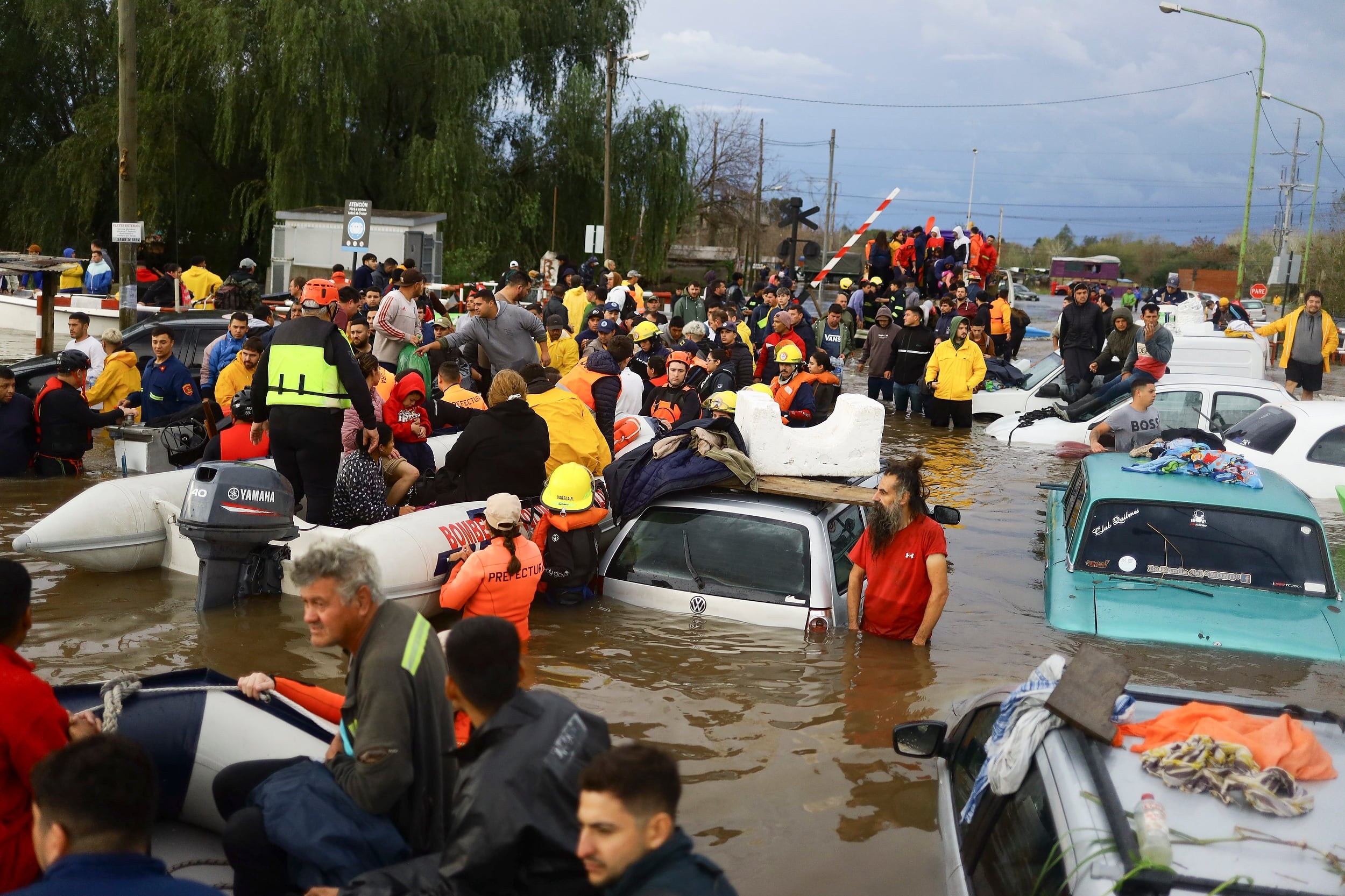 Vecinos, Prefectura, la Armada y la Cruz Roja colaboran para trasladar a los evacuados