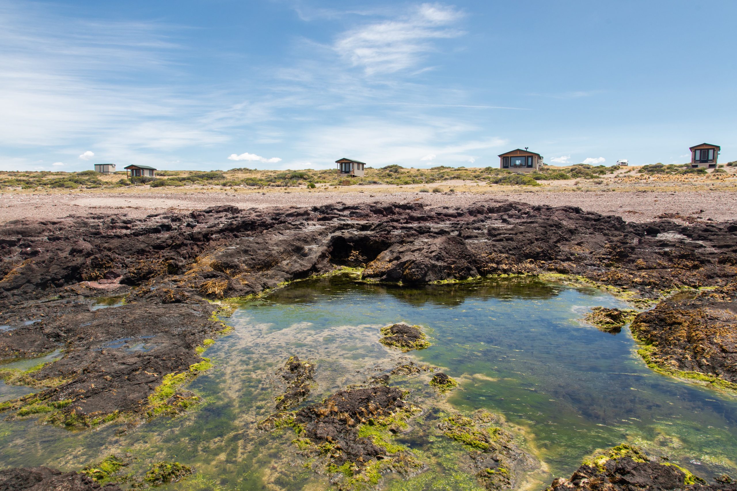 Isla Leones Camps, seis casitas alineadas frente a la costa.