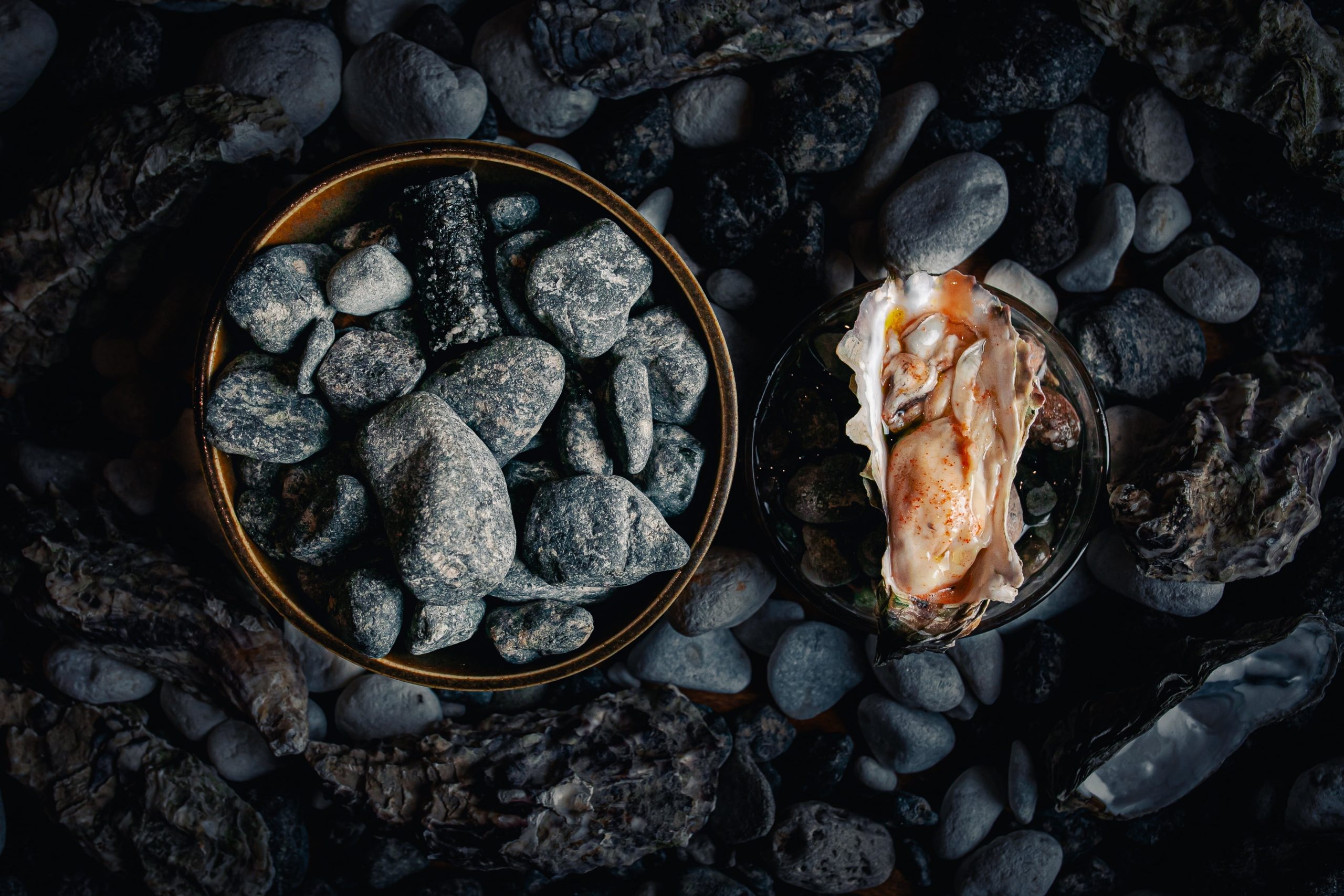 Ostra y kimchi con crocante de alga.