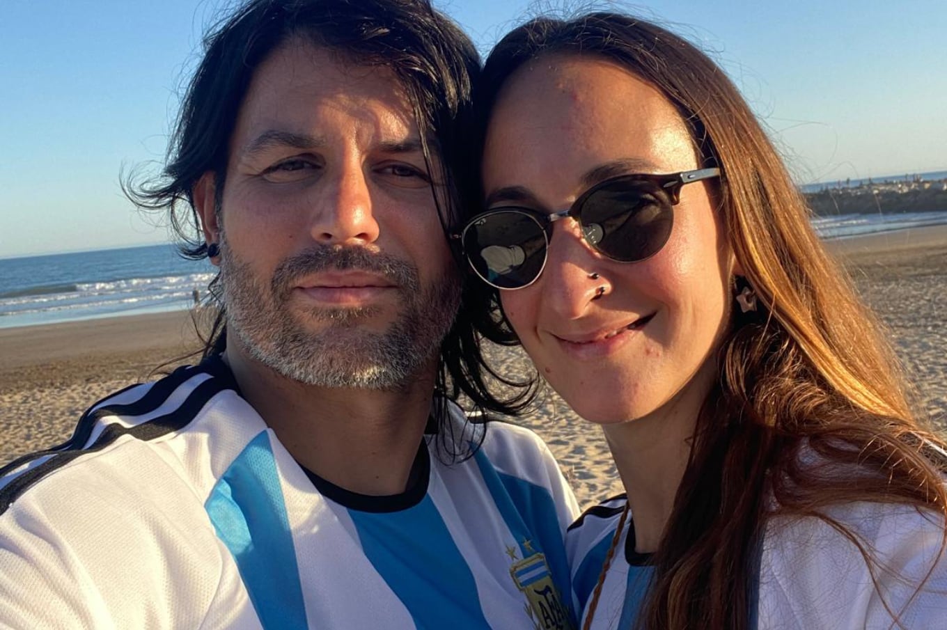 Celebrando el mundial con su marido catalán, Christian, en Miramar, Argentina, durante su última visita al país.