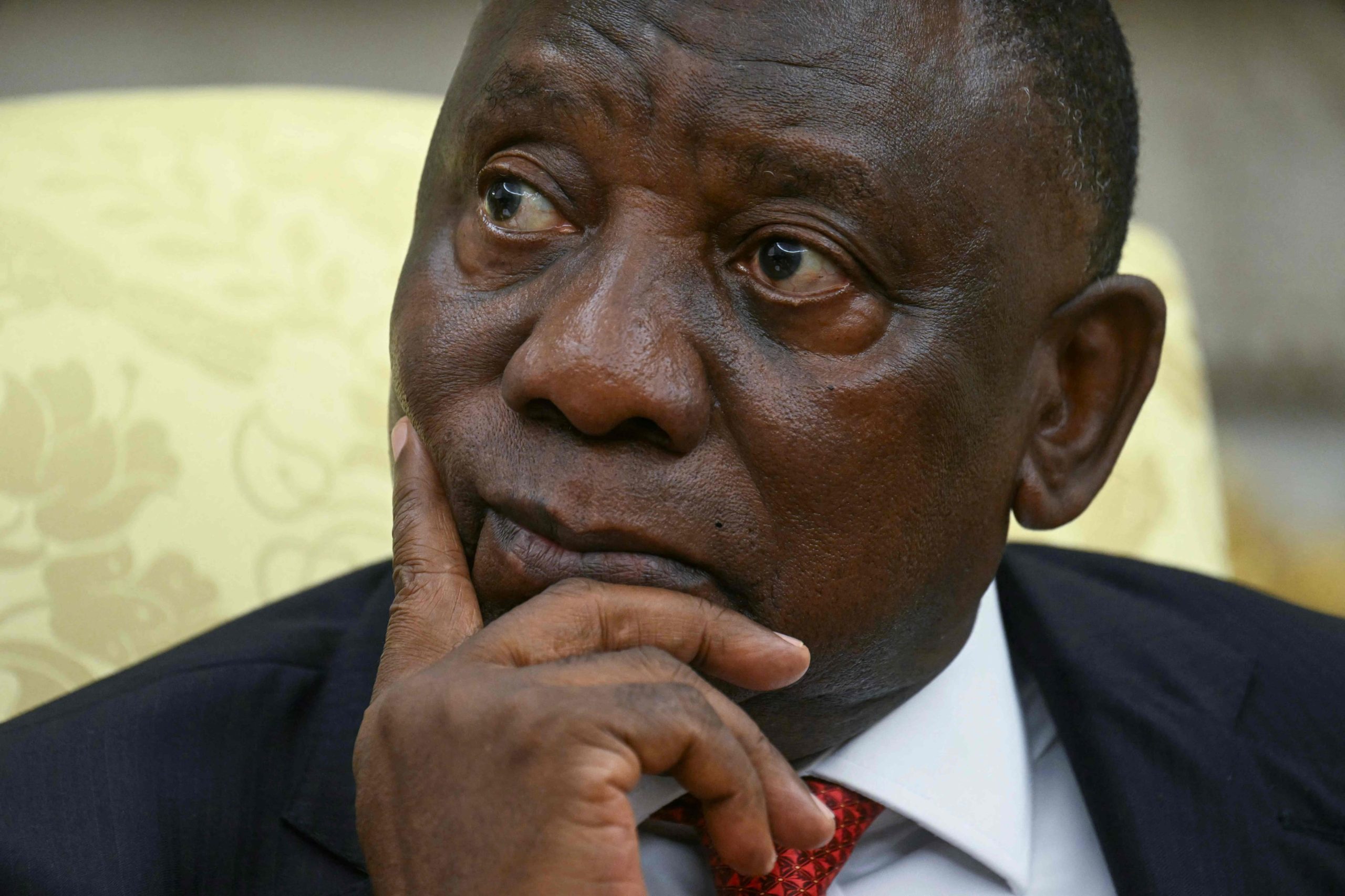 El presidente sudafricano Cyril Ramaphosa observa un video durante una reunión con el presidente estadounidense Donald Trump en la Oficina Oval de la Casa Blanca en Washington
