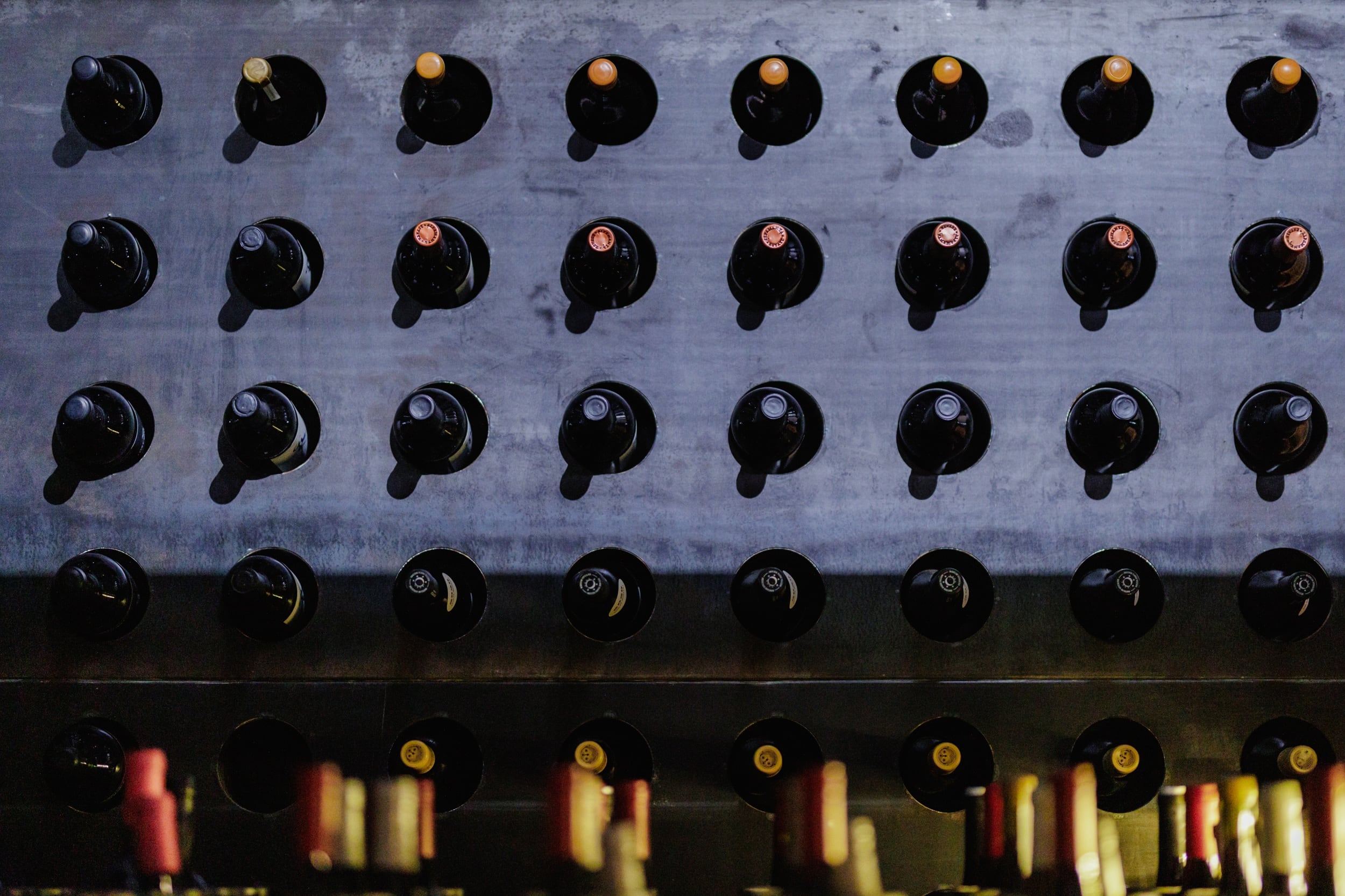 La selección de vinos también se sale de la norma: ofrecen más de 60 etiquetas, en su mayoría hallazgos y joyas novedosas.
