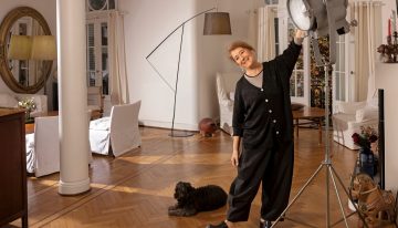 Reconocida en el mundo. Es escenógrafa y vestuarista, vive entre Buenos Aires y París y tiene fascinación por las ranas