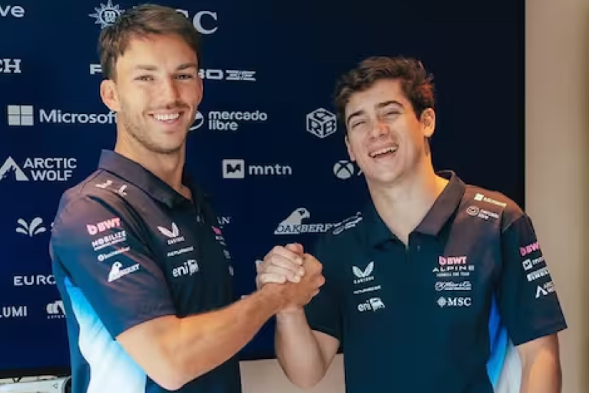 Pierre Gasly y Franco Colapinto disputaron un divertido juego en la previa del GP de Imola y se impusieron ante los pilotos de Red Bull (Foto: Instagram @alpinef1team)