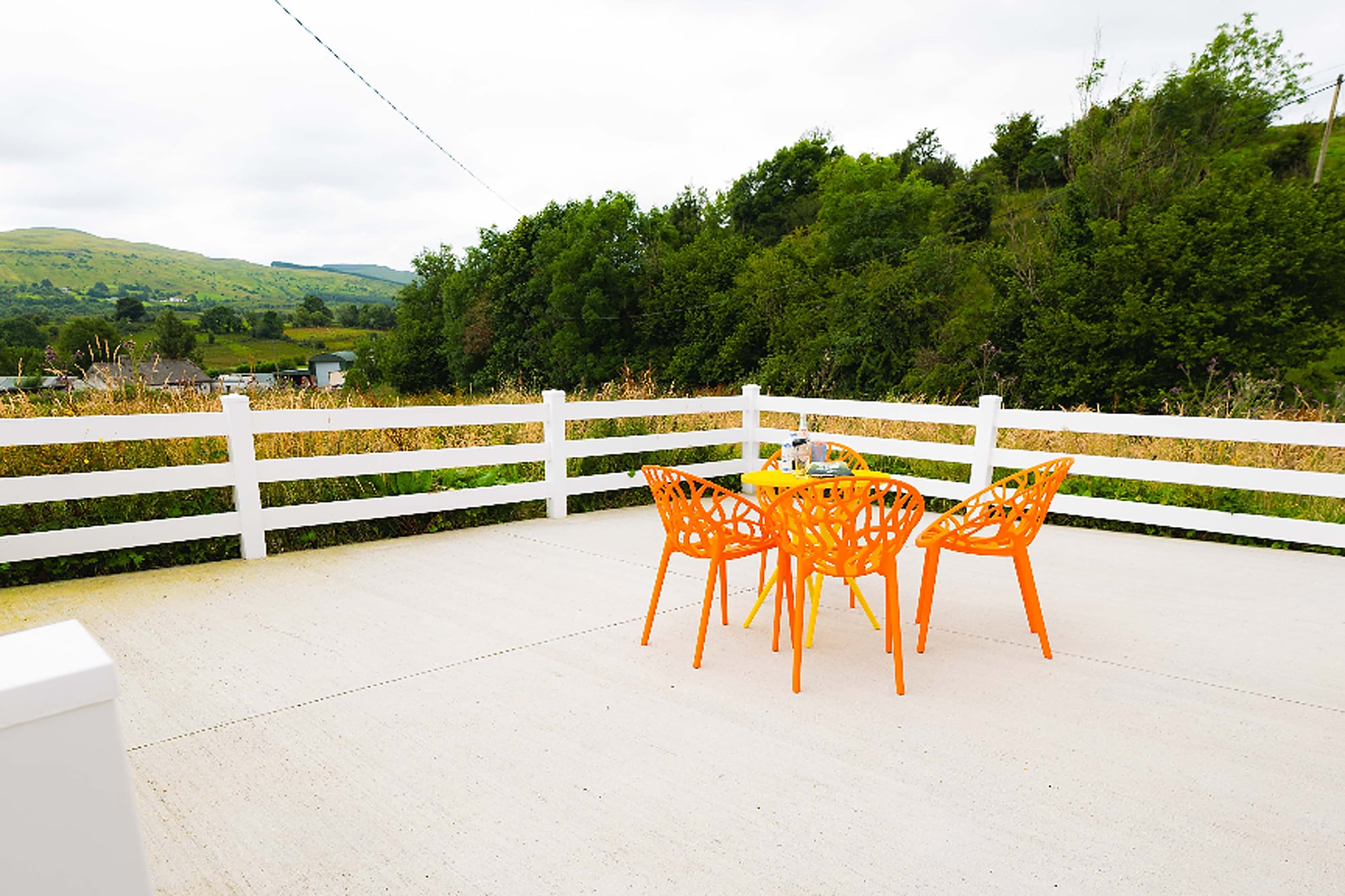 En el jardín, una mesa y sillas permiten disfrutar del paisaje típico del norte irlandés que rodea la propiedad