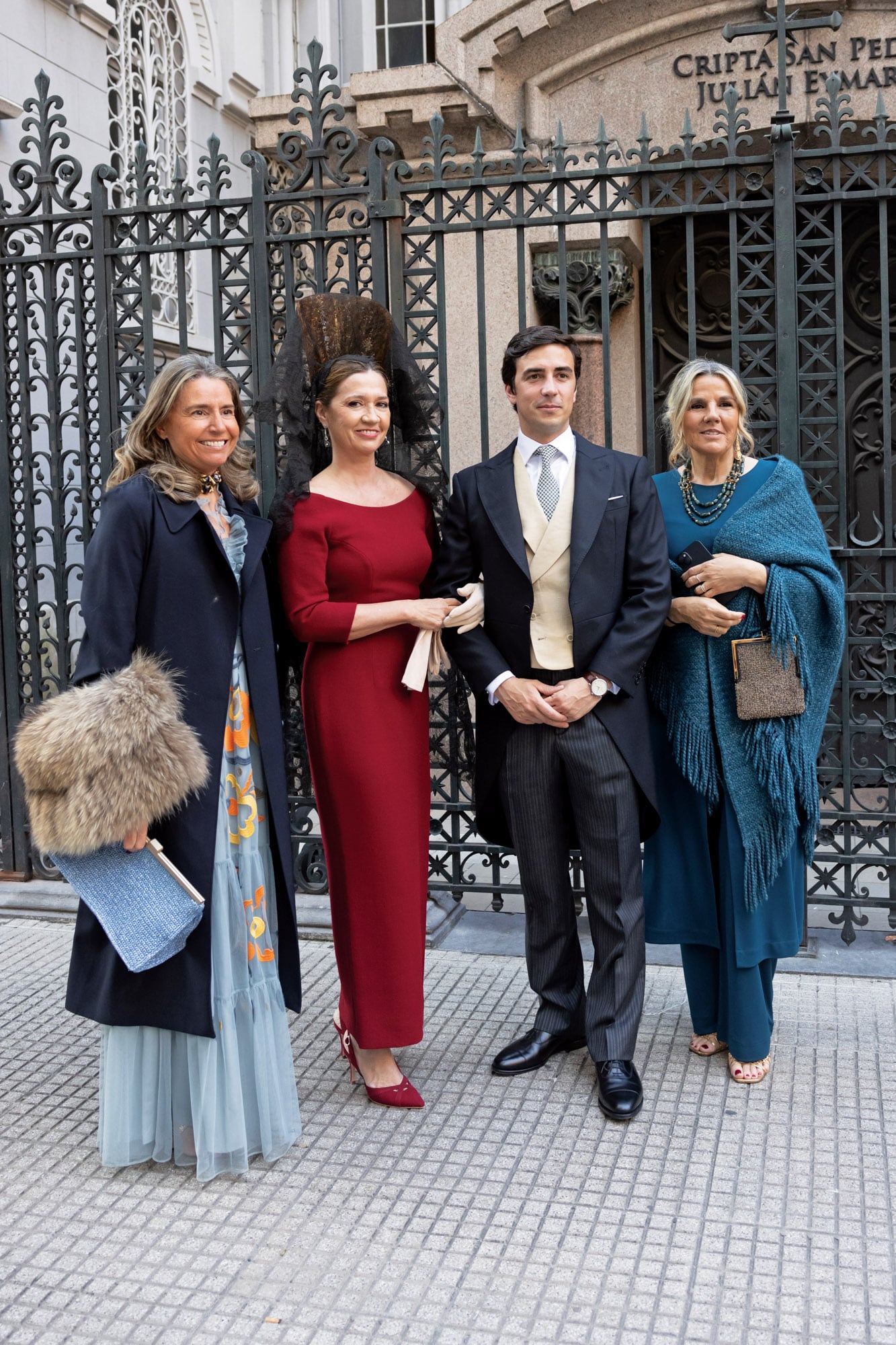 En el centro, “Chema”, el novio, y su mamá, Katia García de Blanes, y, a ambos lados, dos amigas que vinieron especialmente desde España.