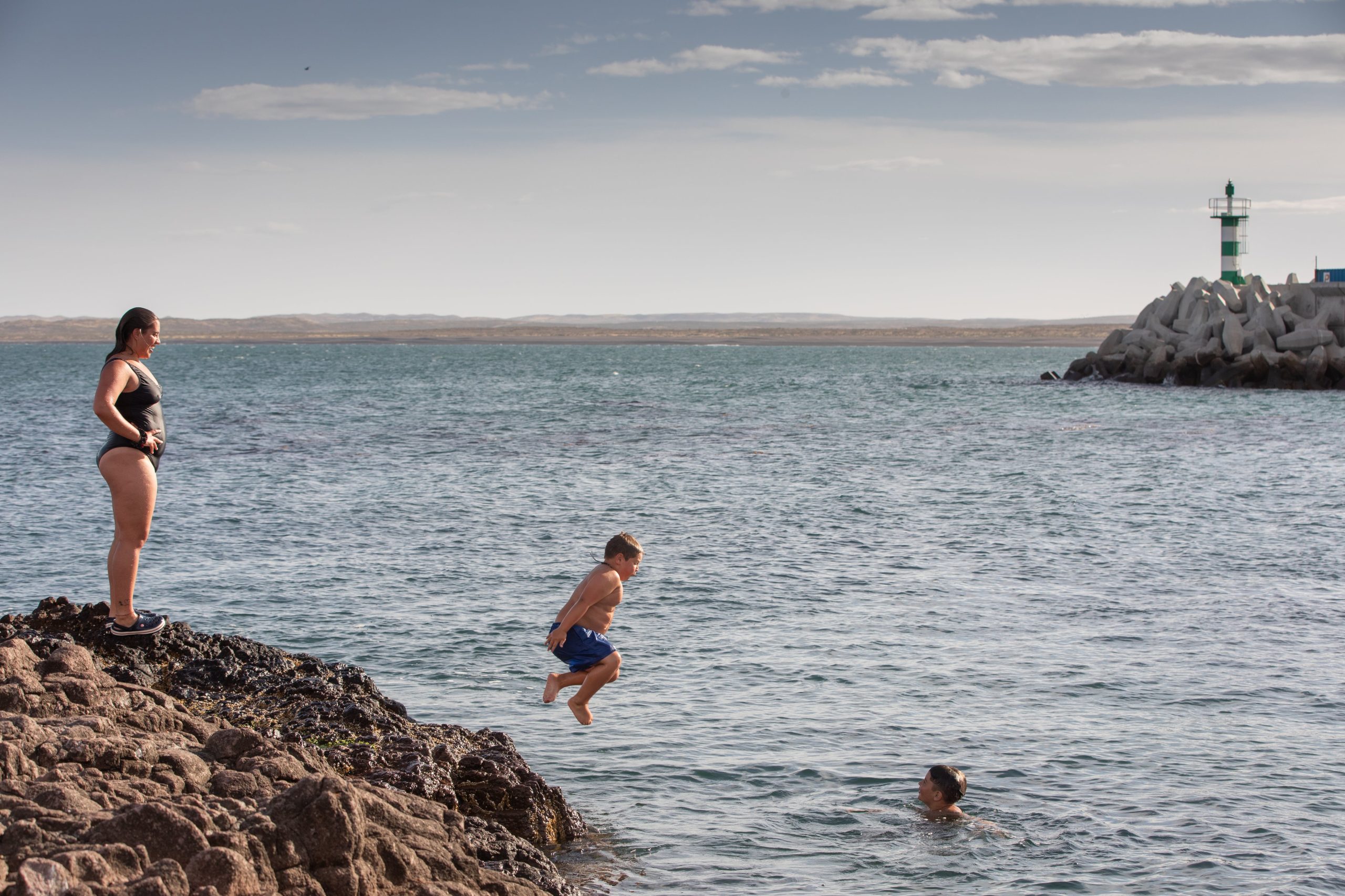 Chapuzón en el mar de Camarones.