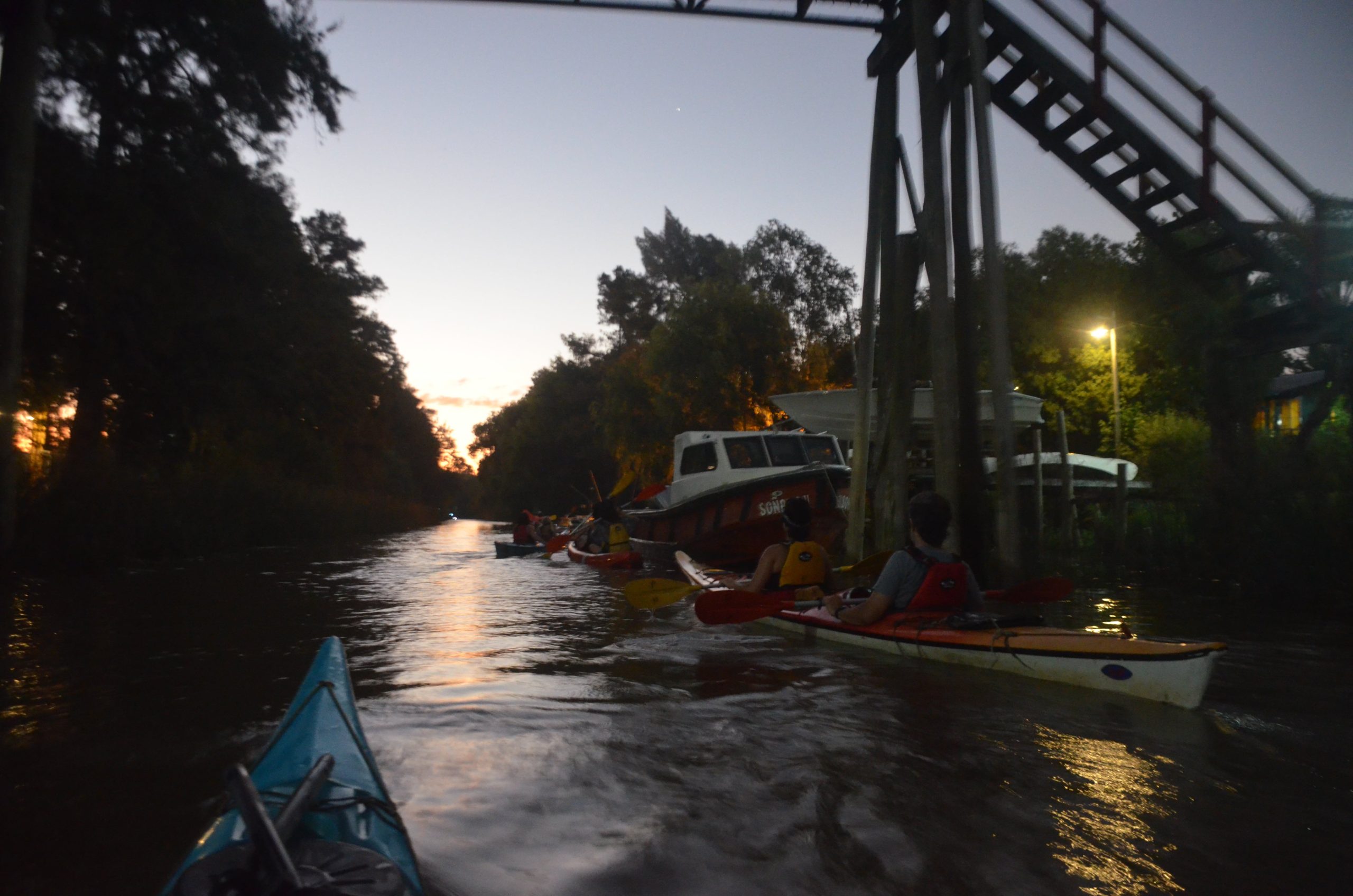 Cómo es un paseo en kayak nocturno por el Delta del Tigre: remar bajo la Luna entre juncos y canales
