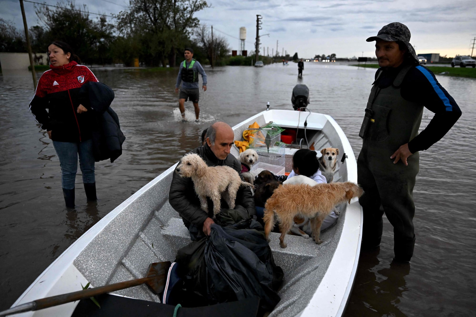 Una familia es rescatada con sus mascotas de su casa inundada tras fuertes lluvias en Campana