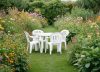 Adiós a los muebles de plástico: el material ideal para decorar tu jardín que es tendencia