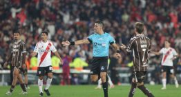 El error de Yael Falcón Pérez que derivó en el penal de River contra Platense
