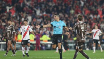 El error de Yael Falcón Pérez que derivó en el penal de River contra Platense